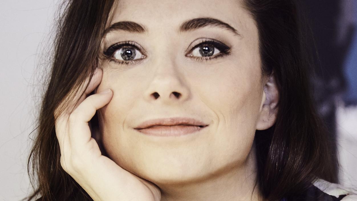 AWZ: Heike Warmuth spielt Carmen Bauer Heike Warmuth spielt Simones jüngere Halbschwester Carmen Bauer