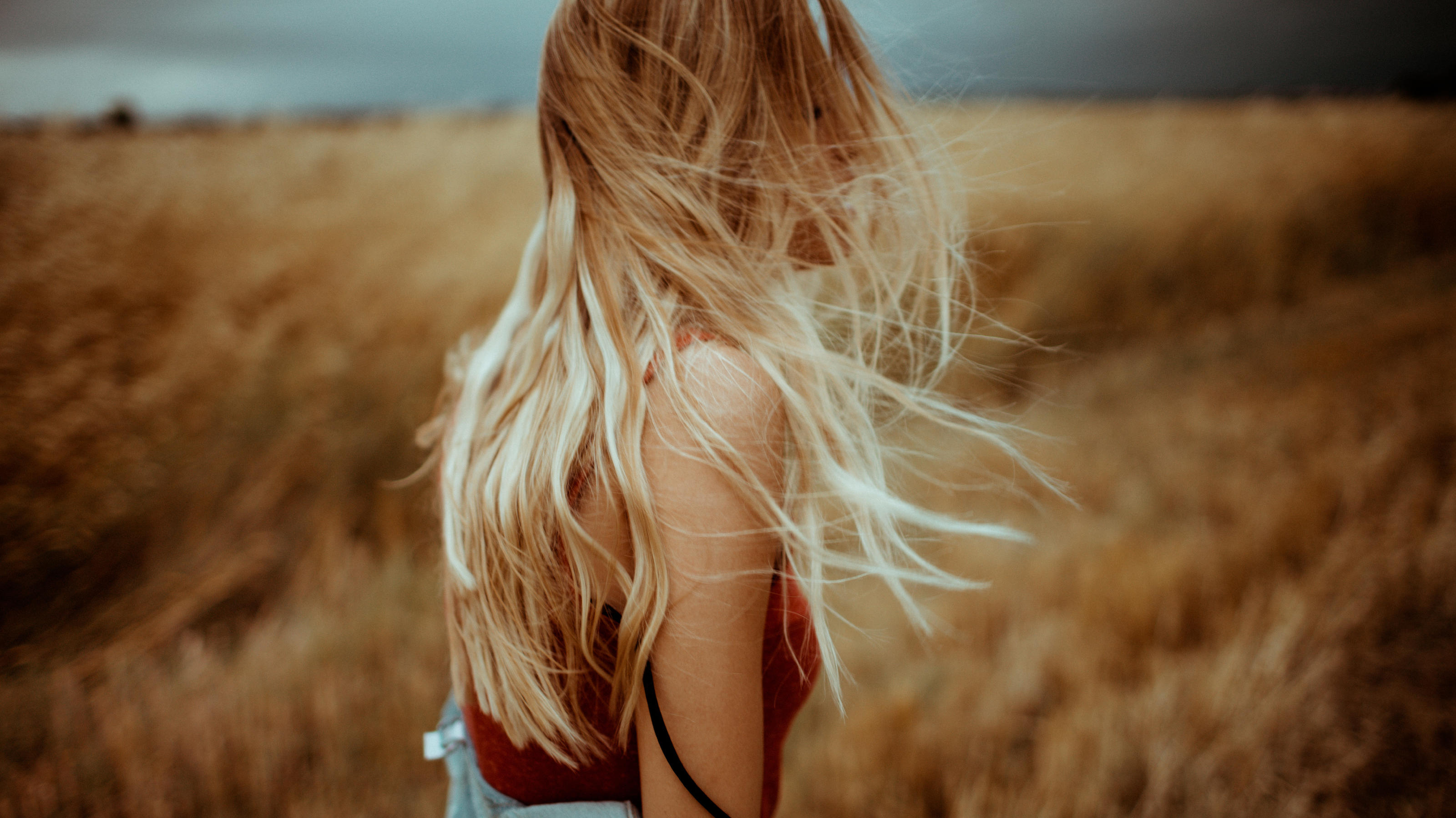 Spliss-Pflege: Wie Sie jede Form von splissigen Haarspitzen in den Griff bekommen Frau mit langen Haaren.
