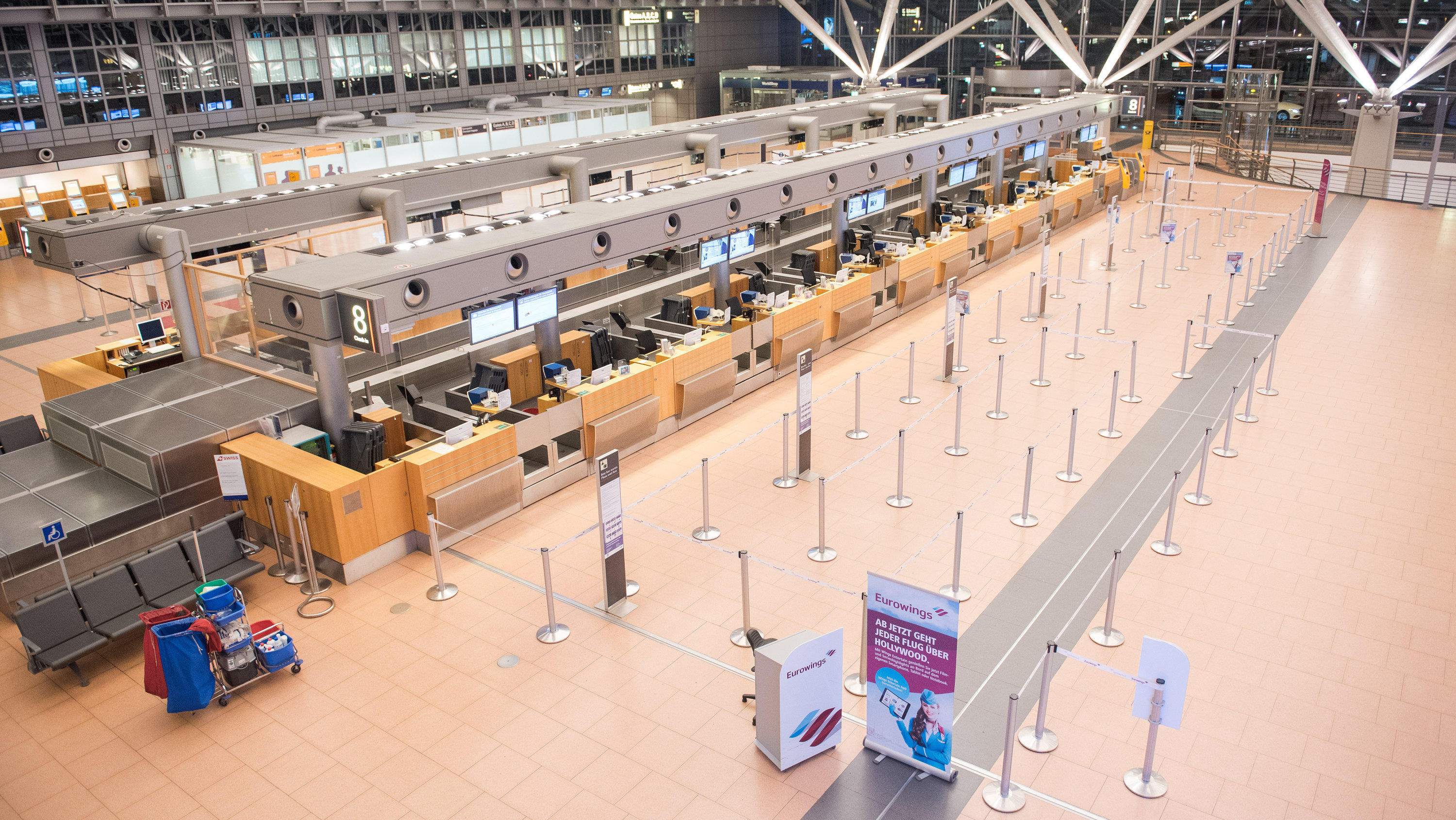 Hamburger Flughafen gesperrt: Flüchtiger Asylbewerber legt Flugverkehr für eine Stunde lahm Blick am 09.11.2017 in Hamburg im Helmut-Schmidt-Airport in das leere Terminal. Der Flughafen ist am Abend gut eine Stunde lang gesperrt worden, weil zwei Personen das Rollfeld betreten hatten. Foto: Daniel Bockwoldt/dpa +++(c) dpa - Bildfunk+++
