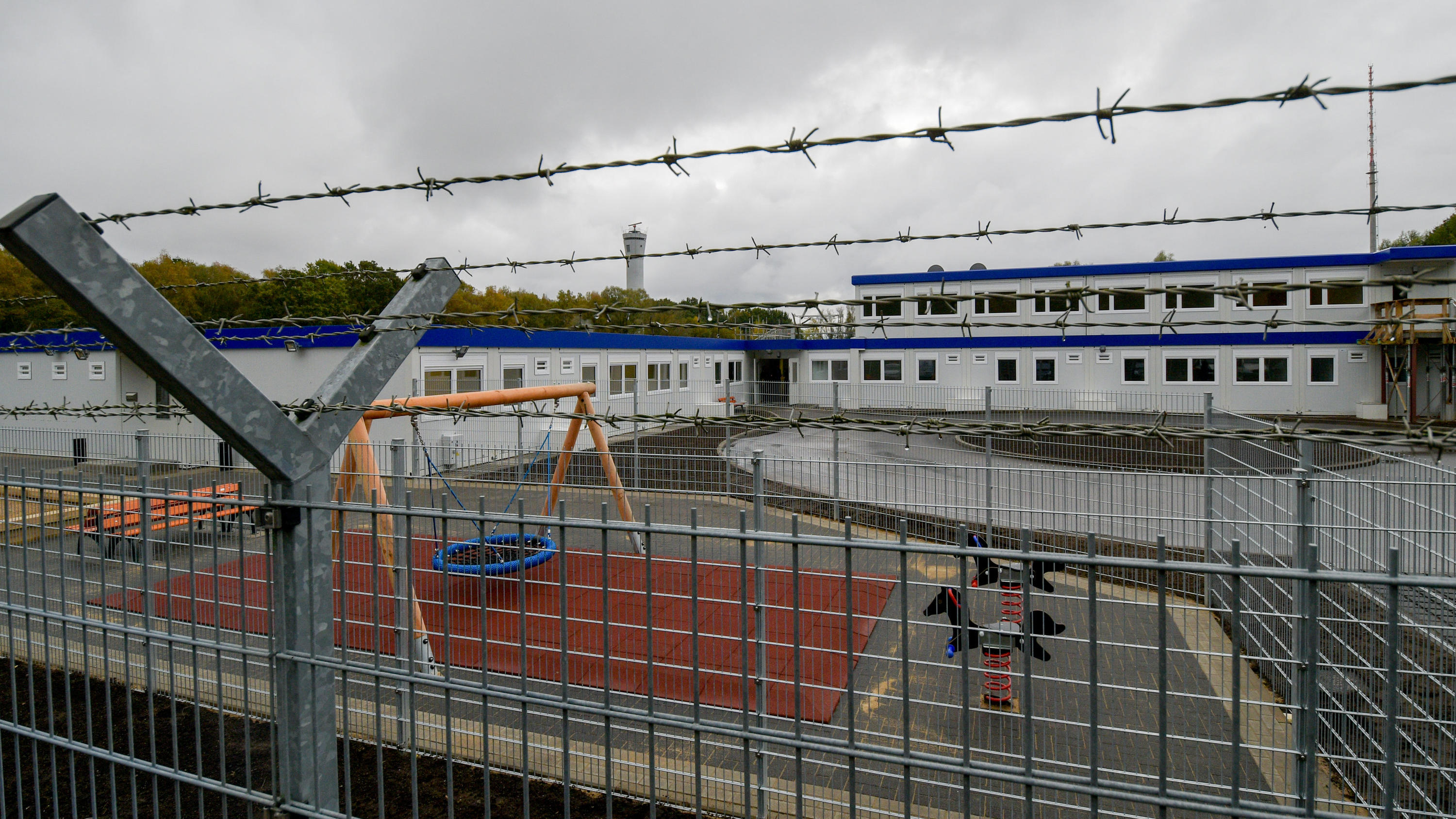 Hamburger Flughafen gesperrt: Flüchtiger Asylbewerber legt Flugverkehr für eine Stunde lahm ARCHIV - Stacheldraht umgibt am 21.10.2016 in Hamburg die Container des neuen Ausreisegewahrsams am Flughafen. Aus der Abschiebe-Unterkunft am Airport sind zwei Menschen geflohen und aufs Rollfeld gelaufen. Die Abschiebe-Einrichtung wurde am Hamburge