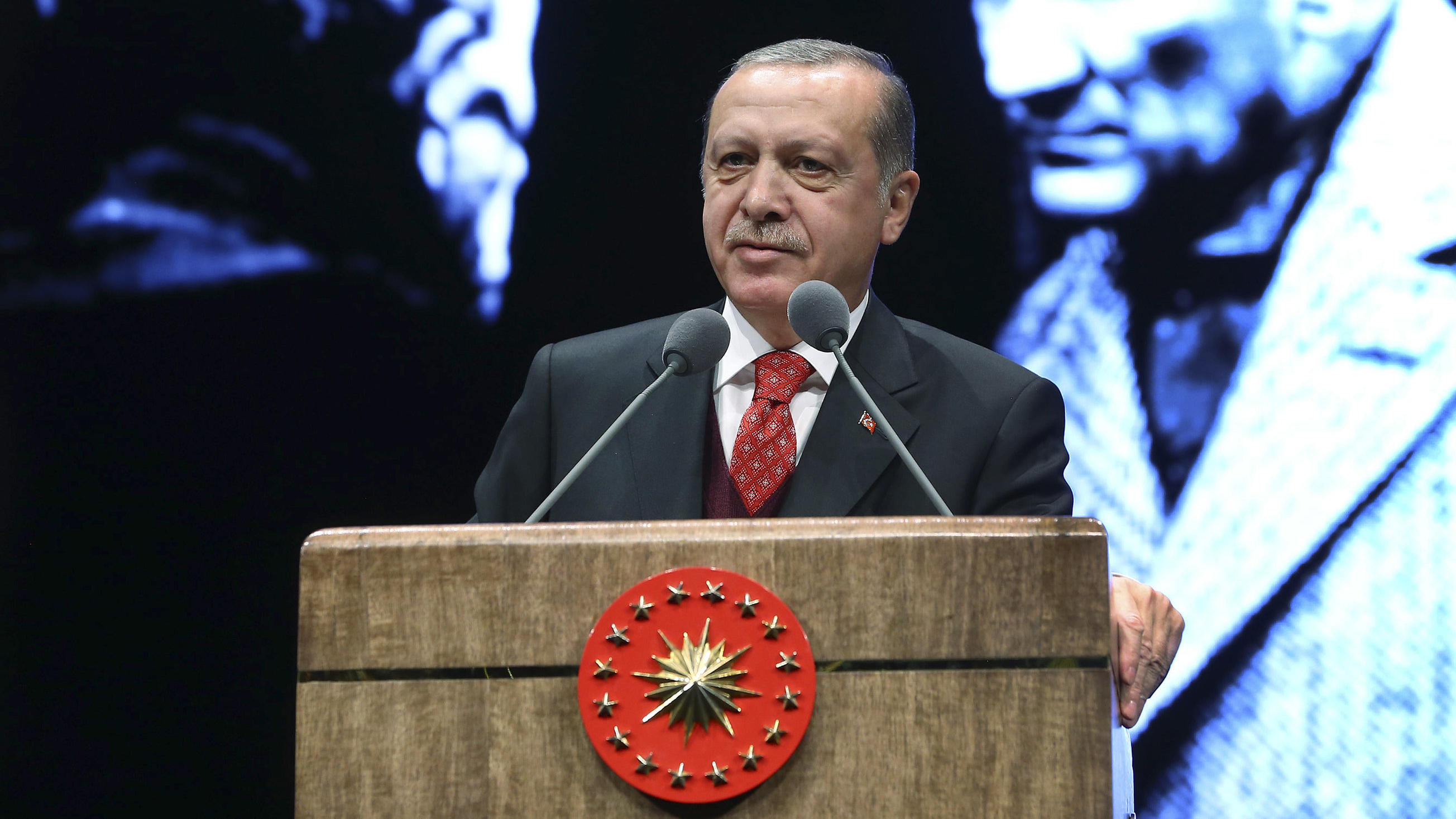 Erdogan fordert Musliminnen auf, sich zu vermehren HANDOUT - Dieses vom Presidency Press Service zur Verfügung gestellte Bild zeigt den türkischen Präsidenten Recep Tayyip Erdogan, der am 10.11.2017 in Ankara (Türkei) bei einer Zeremonie zum 79. Todestag des türkischen Gründungsvaters Mustafa Kemal A
