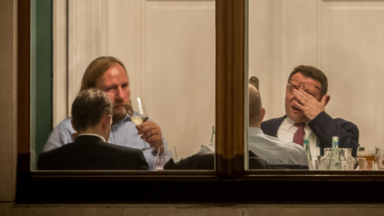 Jamaika-Verhandlungen kommen nicht voran: Unmut wächst Anton Hofreiter (l), Fraktionsvorsitzender der Grünen im Bundestag, sitzt neben CSU Verkehrspolitiker Ulrich Lange am 08.11.2017 bei Beratungen in der Deutschen Parlamentarischen Gesellschaft in Berlin. In verschiedenen Arbeitsgruppen beraten Politik