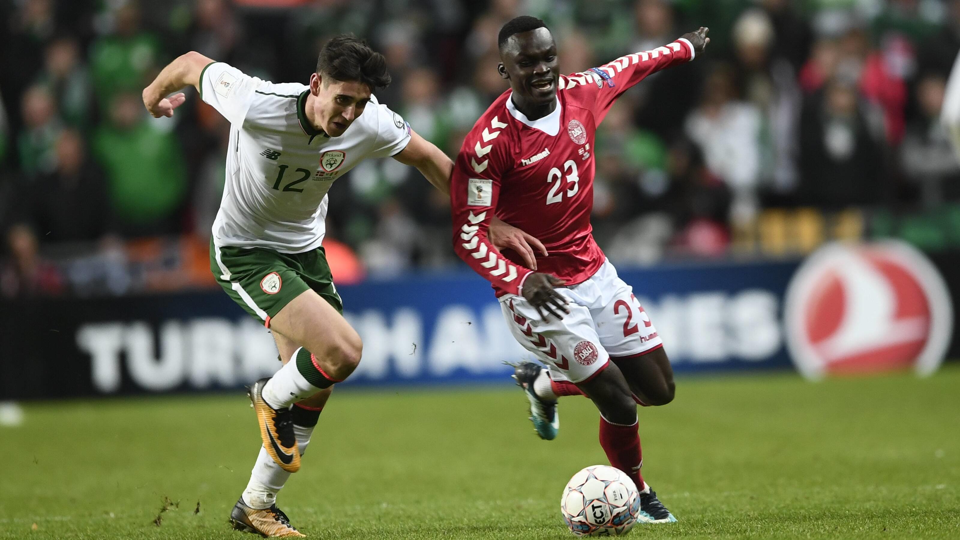 WM-Playoffs: Irland ermauert in Dänemark ein 0:0 Pione Sisto bliver jagtet af Callum O Dowda. Det danske fodboldlandshold spillede den første af to playoffkampe om en plads i VM-slutrunden 2018 mellem Danmark og Irland i Parken i København, lørdag aften. Polfoto_72679538 PUBLICATIONxINxGERxSUIxA