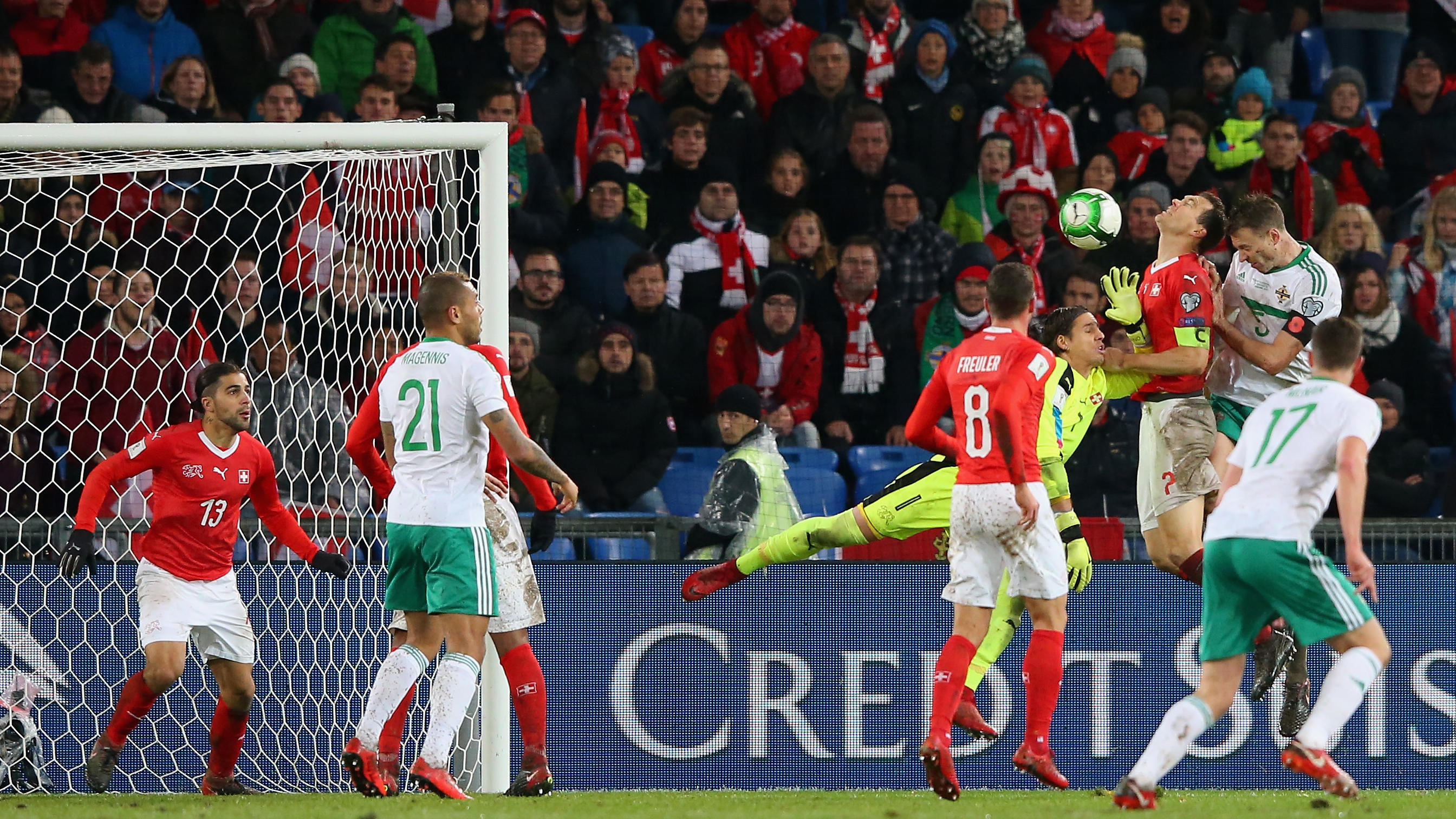 Playoffs gegen Nordirland: Schweiz mogelt sich zur WM BASEL, SWITZERLAND - NOVEMBER 12: Jonny Evans of Northern Ireland sees his last minute header cleared off on the line by Ricardo Rodriguez of Switzerland during the FIFA 2018 World Cup Qualifier Play-Off: Second Leg between Switzerland and Northern