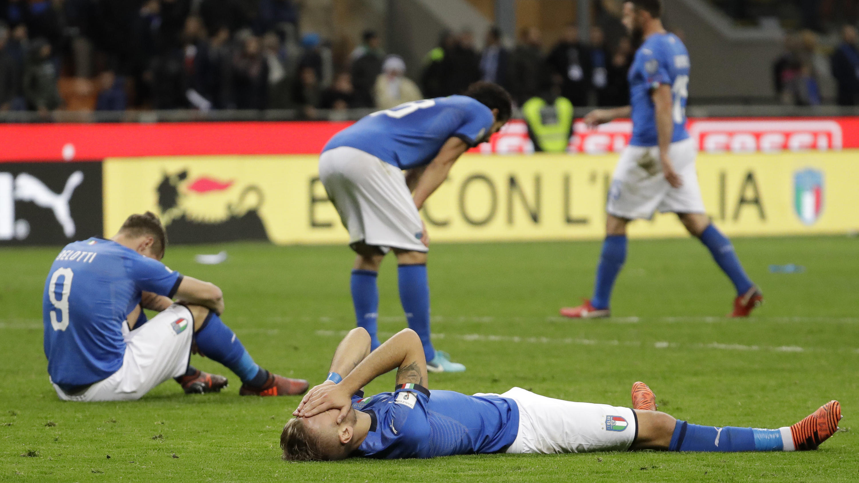 "Apokalypse, Tragödie, Katastrophe" - Italien nach WM-Aus in der kollektiven Depression Fußball: WM-Qualifikation, Italien - Schweden, Europa, Play-off-Runde, Finale, Rückspiele, 13.11.2017 in Mailand, Italien. Italiens Spieler reagieren nach dem verlorenen Spiel. Italien hat erstmals seit 60 Jahren die Endrunde einer Fußball-WM verpass