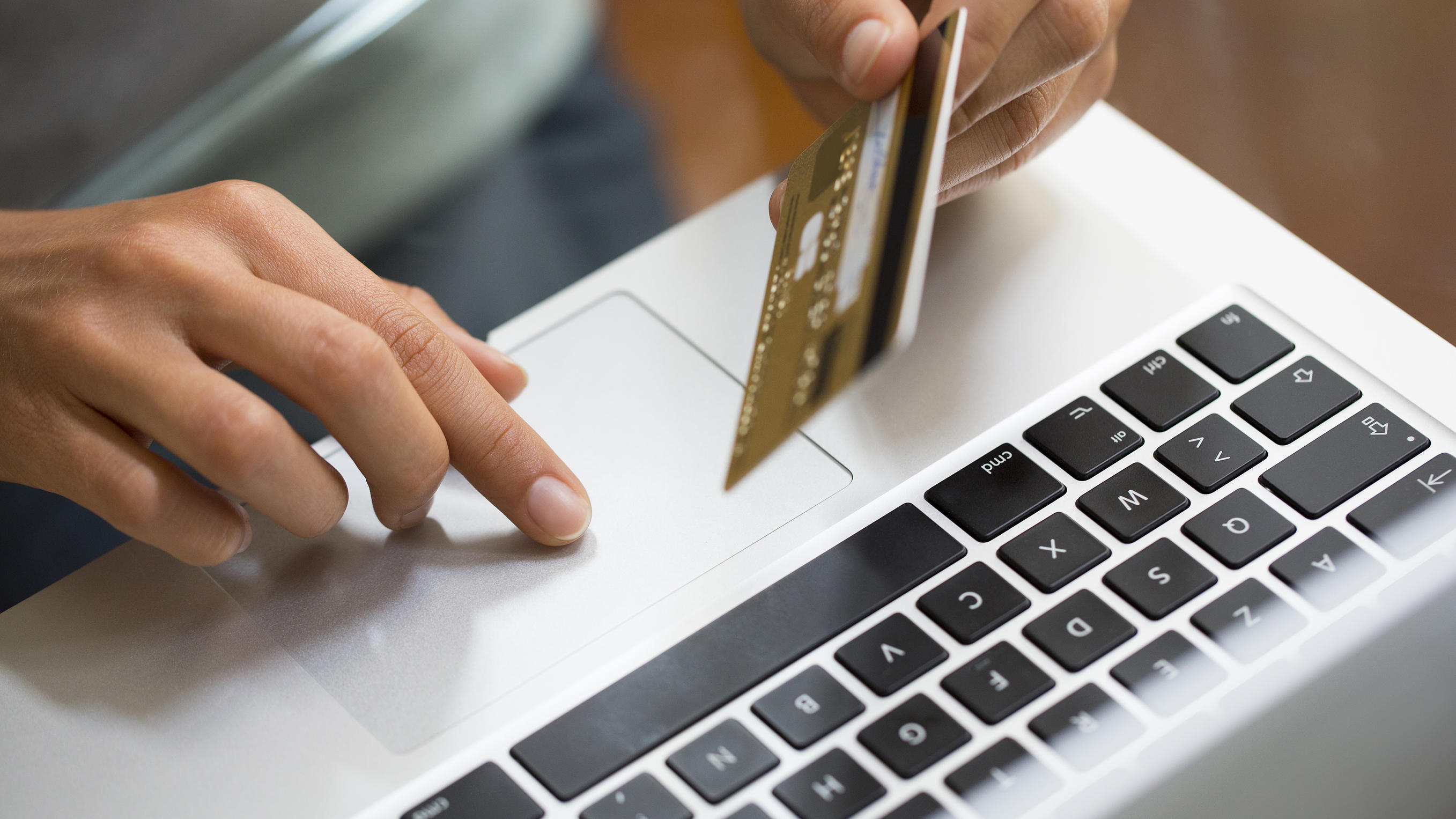 Online-Shopping: So kaufen Sie sicher online ein - ohne Fallen bei Paypal, Ebay & Co. Frau kauft mit Kreditkarte online ein.
