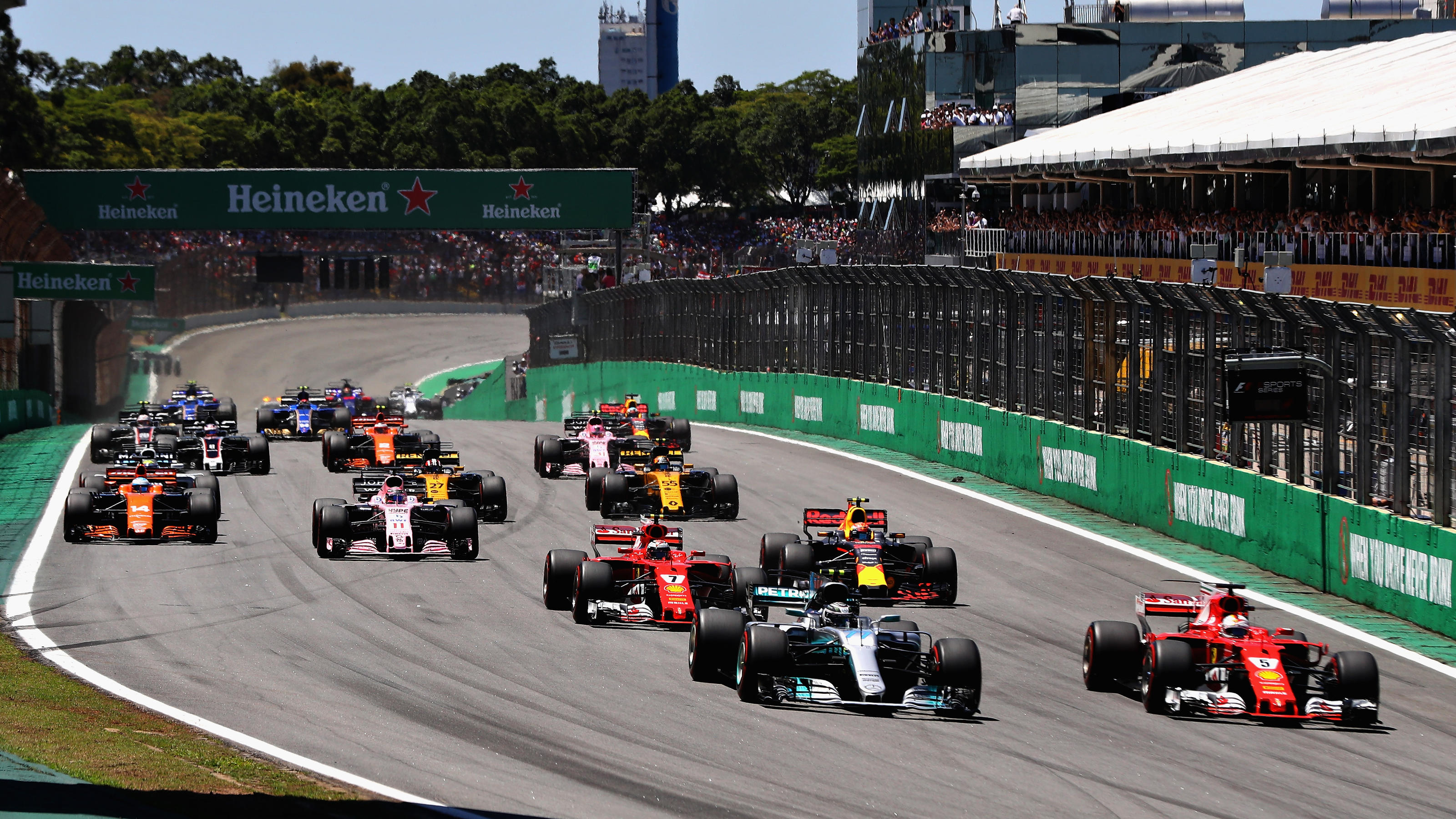 9. - 11. November: GP von Brasilien in Sao Paulo SAO PAULO, BRAZIL - NOVEMBER 12: Sebastian Vettel of Germany driving the (5) Scuderia Ferrari SF70H and Valtteri Bottas driving the (77) Mercedes AMG Petronas F1 Team Mercedes F1 WO8 lead the field towards turn one at the start during the Formula One