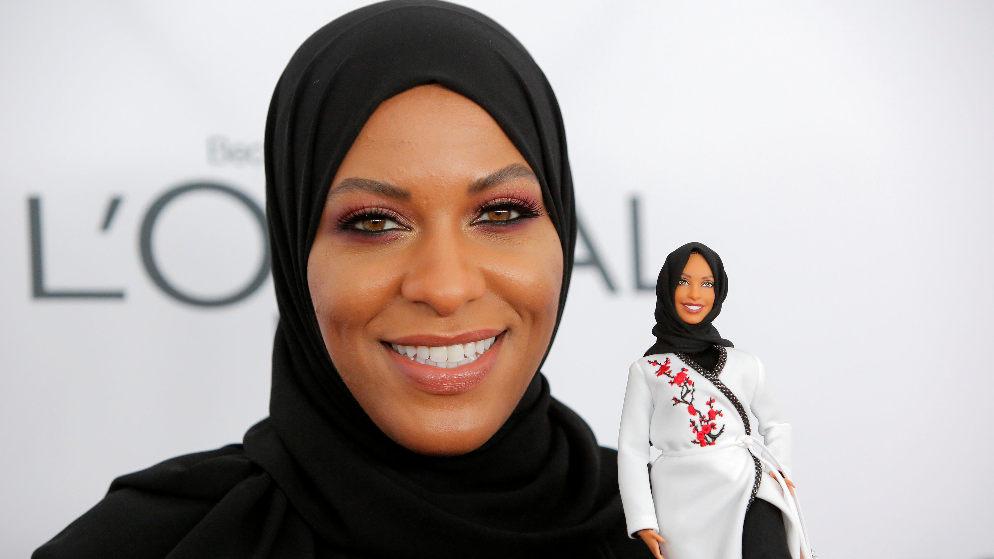 'Sheroe'-Barbie mit Hidschab präsentiert: Sie sieht aus wie US-Sportstar Ibtihaj Muhammad Olympic fencer Ibtihaj Muhammad holds a Barbie doll made in her likeness as she attends the 2017 Glamour Women of the Year Awards at the Kings Theater in Brooklyn, New York, U.S., November 13, 2017. REUTERS/Andrew Kelly
