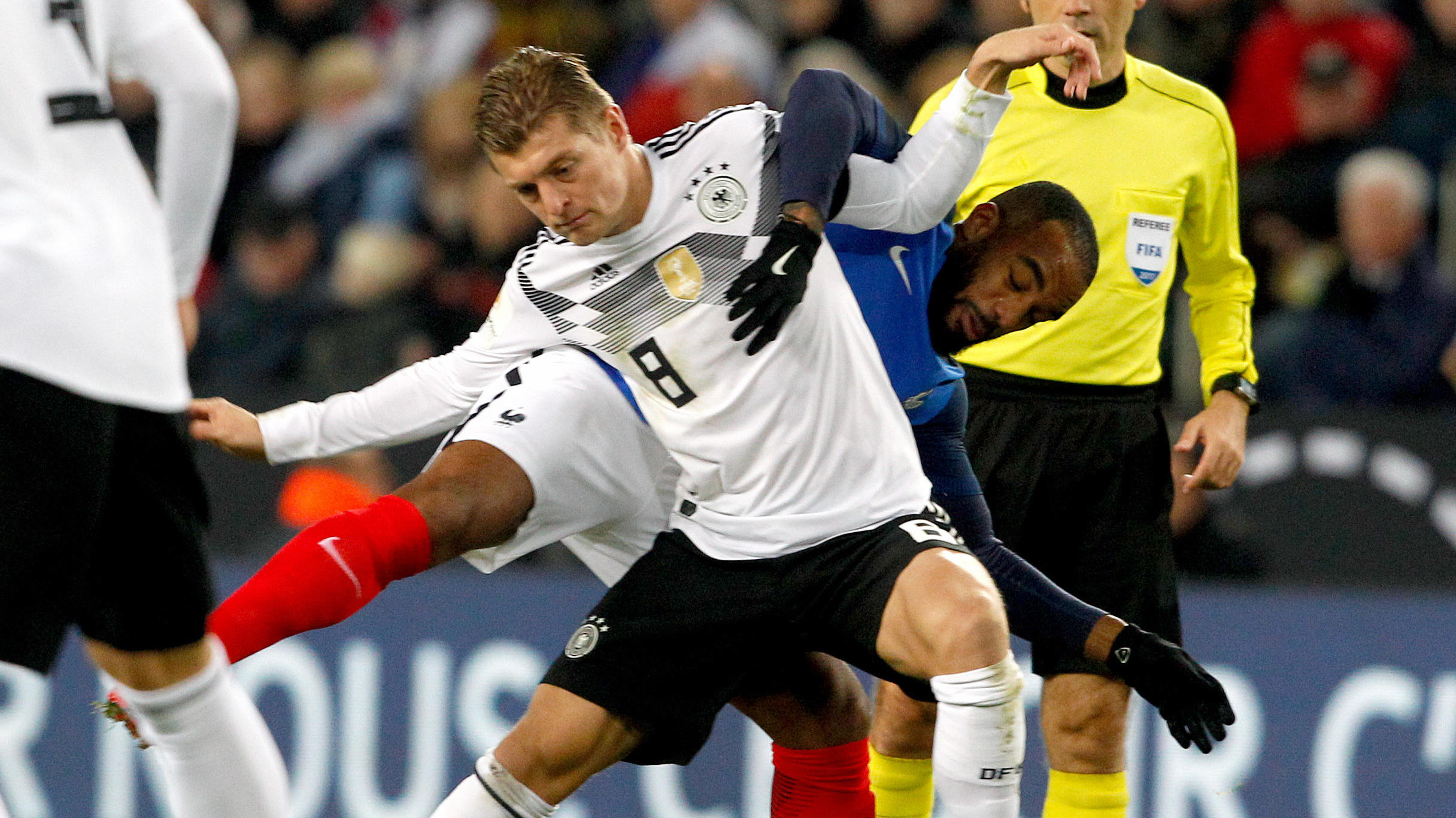 Stindl rettet Deutschland Remis gegen Frankreich Fußball: Länderspiele, Deutschland - Frankreich am 14.11.2017 in Köln (Nordrhein-Westfalen). Der Deutsche Toni Kroos (l) und der Franzose Alexandre Lacazette kämpfen um den Ball. Foto: Roland Weihrauch/dpa +++(c) dpa - Bildfunk+++