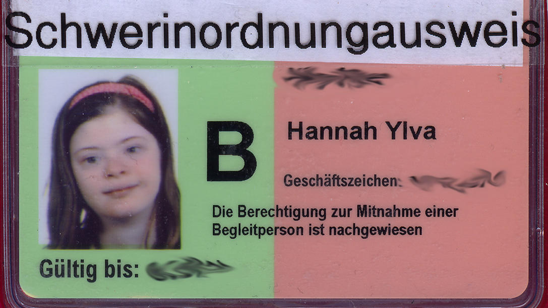 Dank Hannah Kiesbye (15): Bereits 3.000 Menschen haben einen "Schwer-in-Ordnung-Ausweis" Der erste "Schwer-in-Ordnung-Ausweis", gebastelt von Hannah Kiesbye