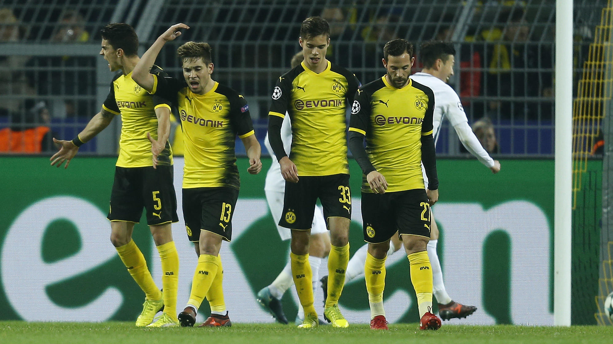 Champions League: Tottenham erlegt den BVB - Leipzig träumt nach Gala Fußball: Champions League, Borussia Dortmund - Tottenham Hotspur, Gruppenphase, Gruppe H, 5. Spieltag am 21.11.2017 in Dortmund (Nordrhein-Westfalen). Spieler von Dortmund reagieren nach dem 1:2. Foto: Ina Fassbender/dpa +++(c) dpa - Bildfunk+++