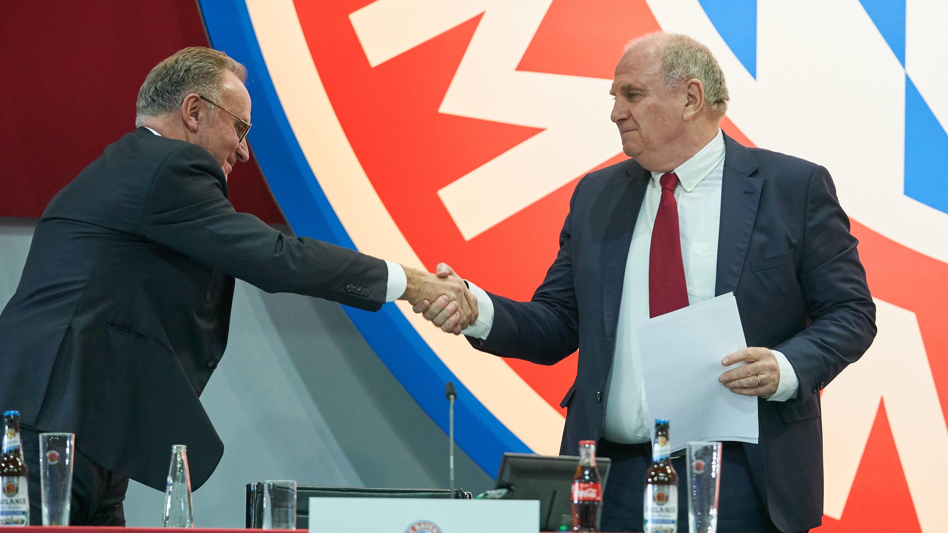 Jahreshauptversammlung beim FC Bayern: Rekordgewinn, Rekordumsatz - und 220 Millionen Euro auf dem Festgeldkonto Uli HOENESS (FCB Praesident ), bei seinem Vortrag, Karl-Heinz RUMMENIGGE (Vorstandsvorsitzender FCB AG)Rede, gestikuliert, Aktion, Einzelbild, Einzelaktion, Gestik, Geste, Mimik, Handbewegung, zeigen, deuten FC Bayern Muenchen Jahreshauptversammlung