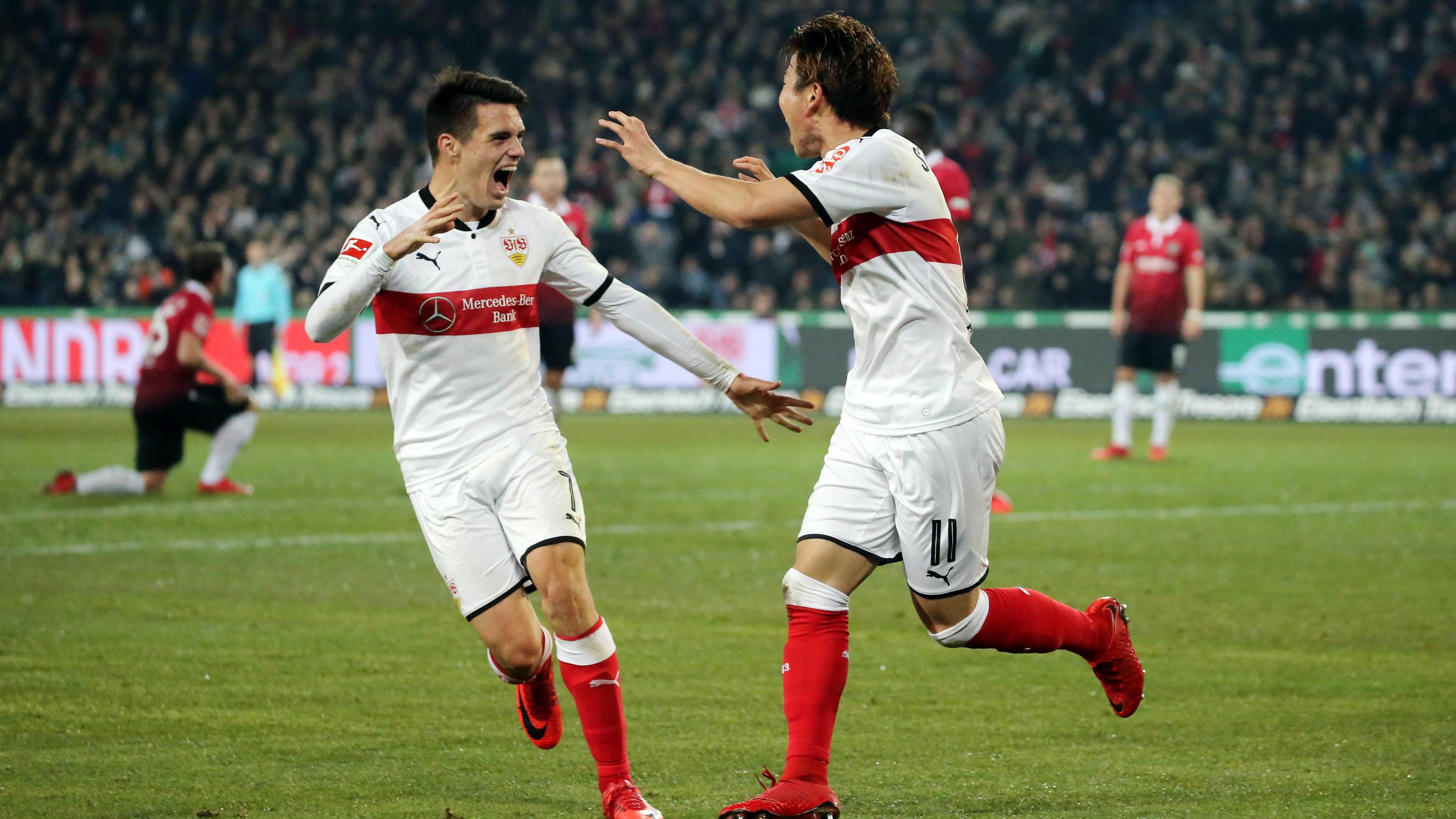 Remis in Hannover: Stuttgart bricht den Auswärtsfluch Hannover 96 - VfB Stuttgart Deutschland, Hannover, 24.11.2017, Fussball, Bundesliga, Saison 2017/2018, 13. Spieltag, Hannover 96 - VfB Stuttgart: v.l. Josip Brekalo, Takuma Asano (beide VfB Stuttgart); Jubel Tor 0:1 Asano. *** Hannover 96 VfB Stuttga