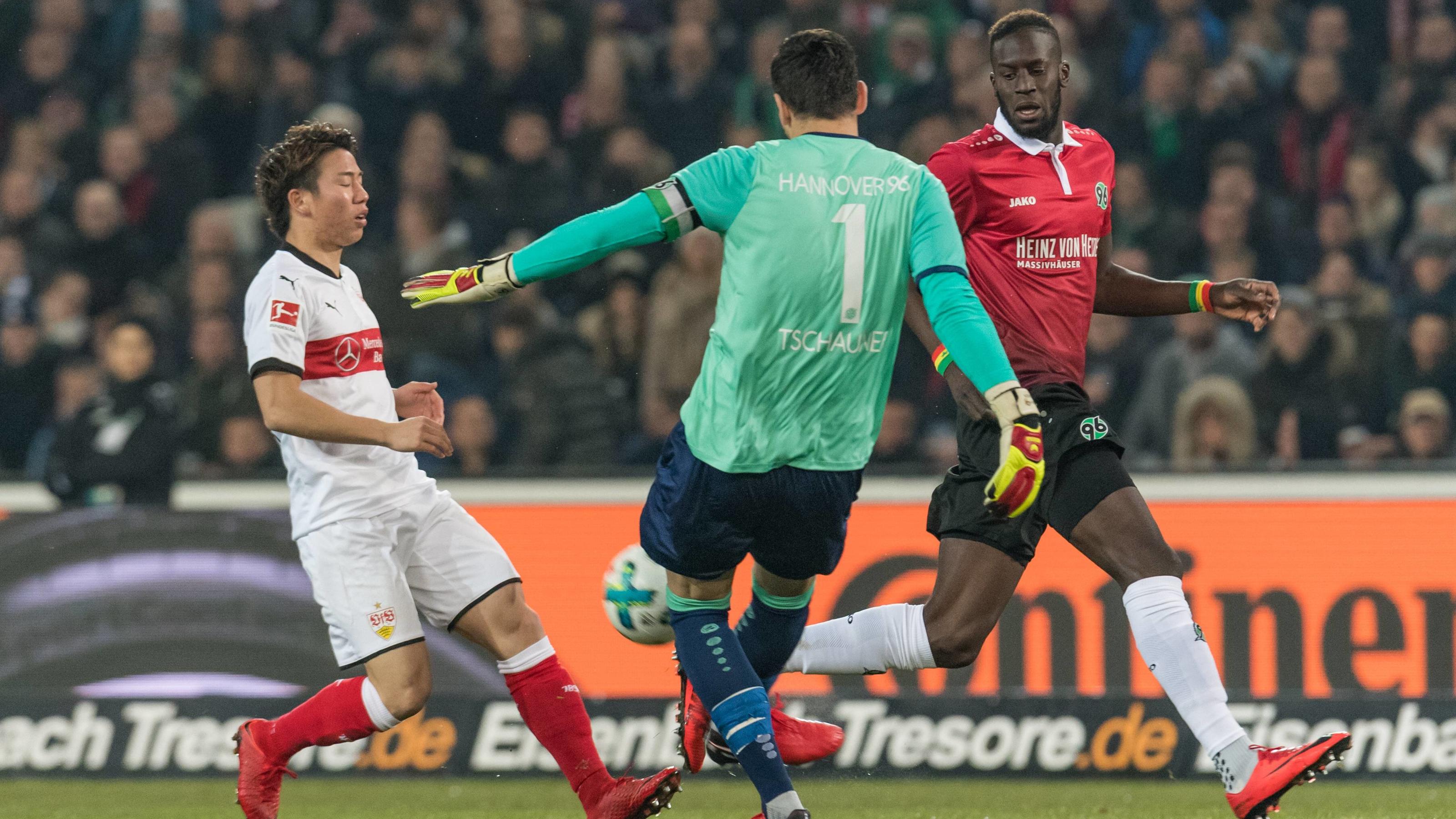 Remis in Hannover: Stuttgart bricht den Auswärtsfluch GER, 1.FBL, Hannover 96 vs VfB Stuttgart / 24.11.2017, HDI Arena, Hannover, GER, 1.FBL, Hannover 96 vs VfB Stuttgart im Bild Takuma Asano (VfB Stuttgart 11) im Duell / im Zweikampf mit Salif SanÄ (Hannover 96 20), Philipp Tschauner (Hannover 96 1) kl