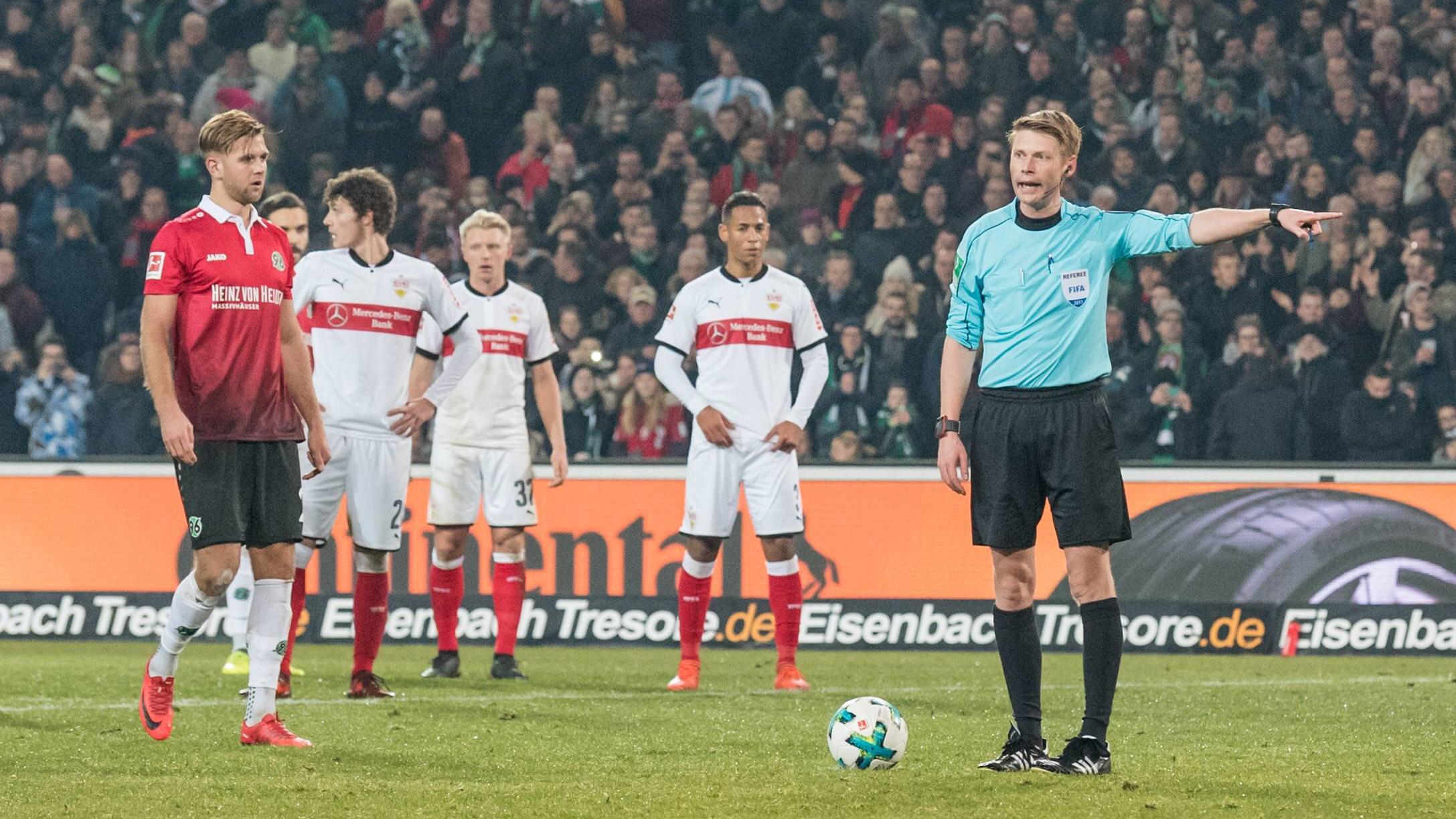 Remis in Hannover: Stuttgart bricht den Auswärtsfluch GER, 1.FBL, Hannover 96 vs VfB Stuttgart / 24.11.2017, HDI Arena, Hannover, GER, 1.FBL, Hannover 96 vs VfB Stuttgart im Bild Christian Dingert (Schiedsrichter / referee) zeigt Ron-Robert Zieler (VfB Stuttgart 16) an, Niclas Füllkrug / Fuellkrug (Hann