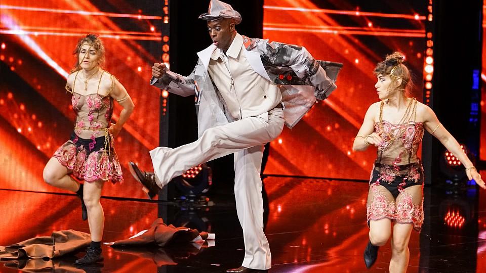 Das Supertalent 2017: Die Scholich-Zwillinge bekommen für ihre heiße Tanzshow einen Stern Nicole und Yvonne Scholich - Tänzerinnen aus Recklinghausen haben Jurymitglied Bruce Darnell zu sich auf die Bühne geholt.