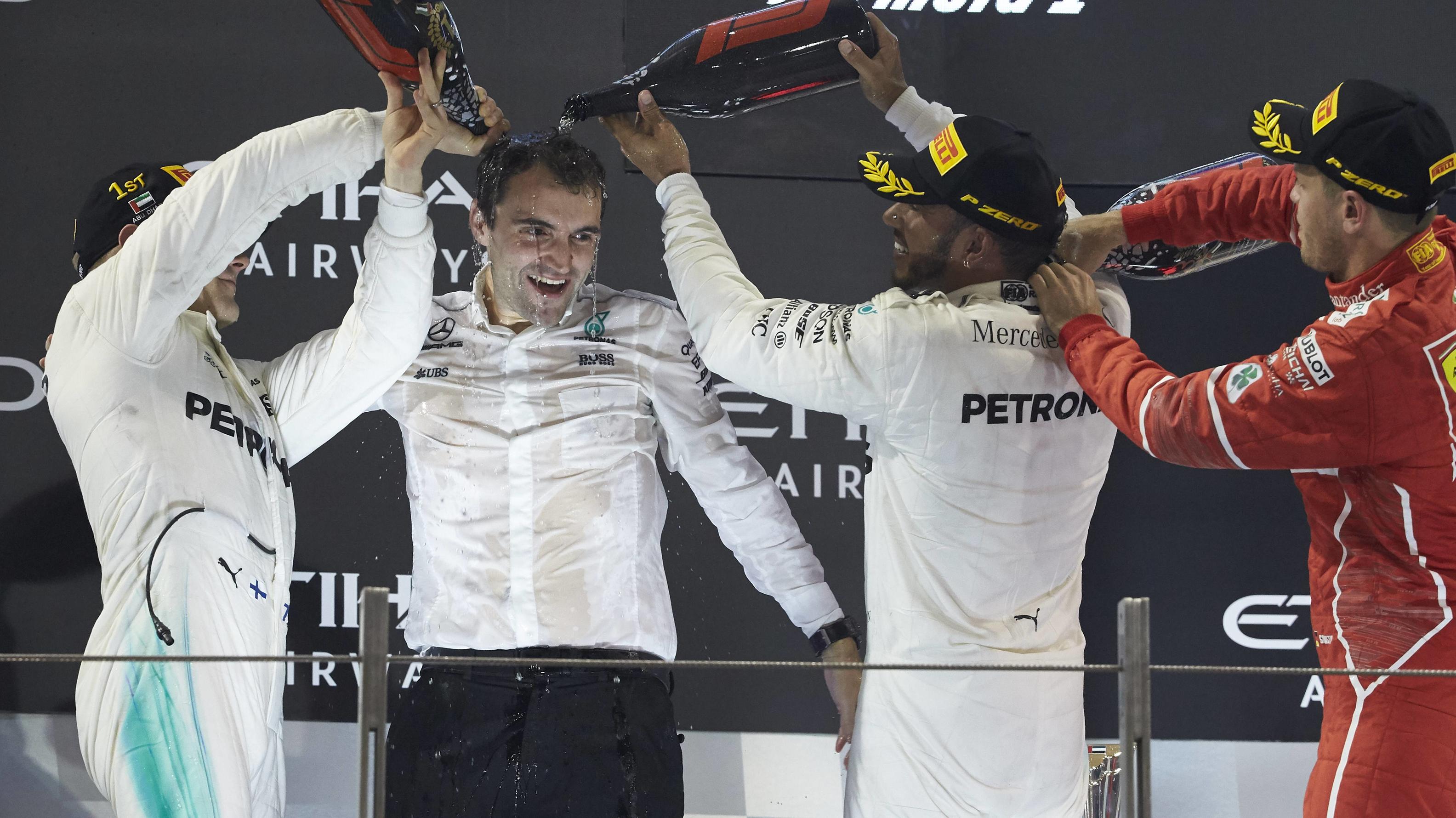 Formel 1: "Fahles Finale für Ferrari" - "Beleidigende Überlegenheit der Silberpfeile" Mercedes feiert in Abu Dhabi ausgelassen seinen Doppelsieg
