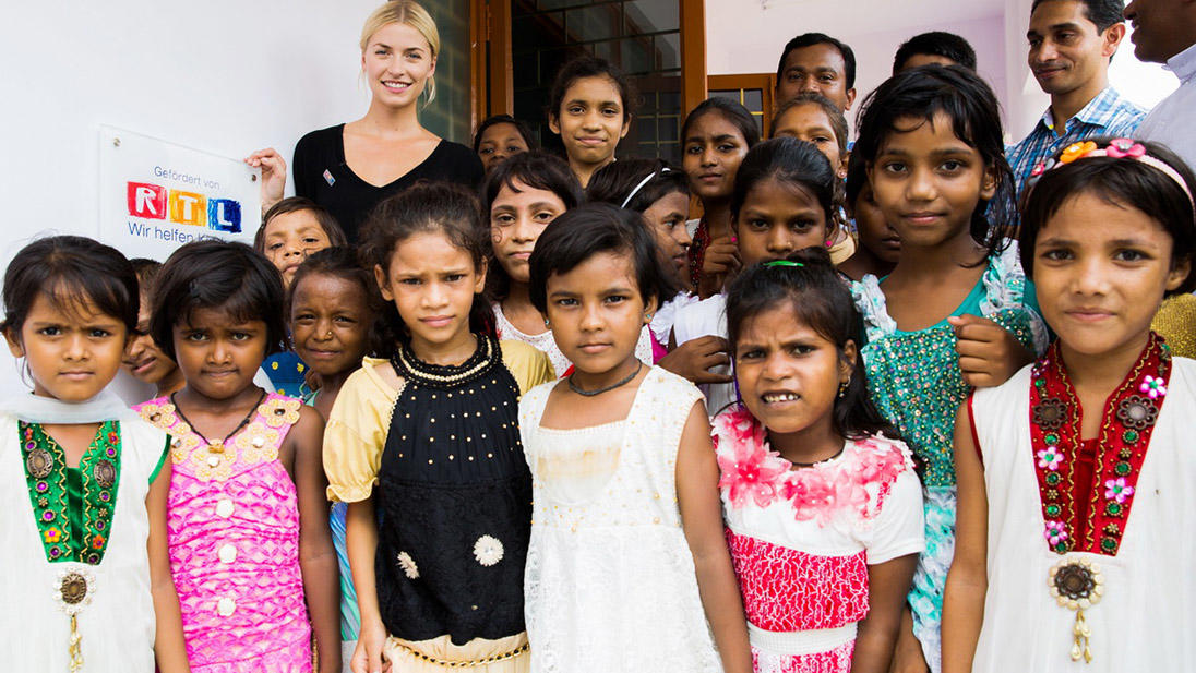 „RTL – Wir helfen Kindern“-Patin Lena Gercke zurück in den Slums von Delhi Delhi, 19.07.2017: Lena Gercke, Botschafterin der Stiftung "RTL - Wir helfen Kindern" bei der Eröffnung des Kindernothilfe-Heims für obdachlose Mädchen in der Nähe von Delhi, Indien.
