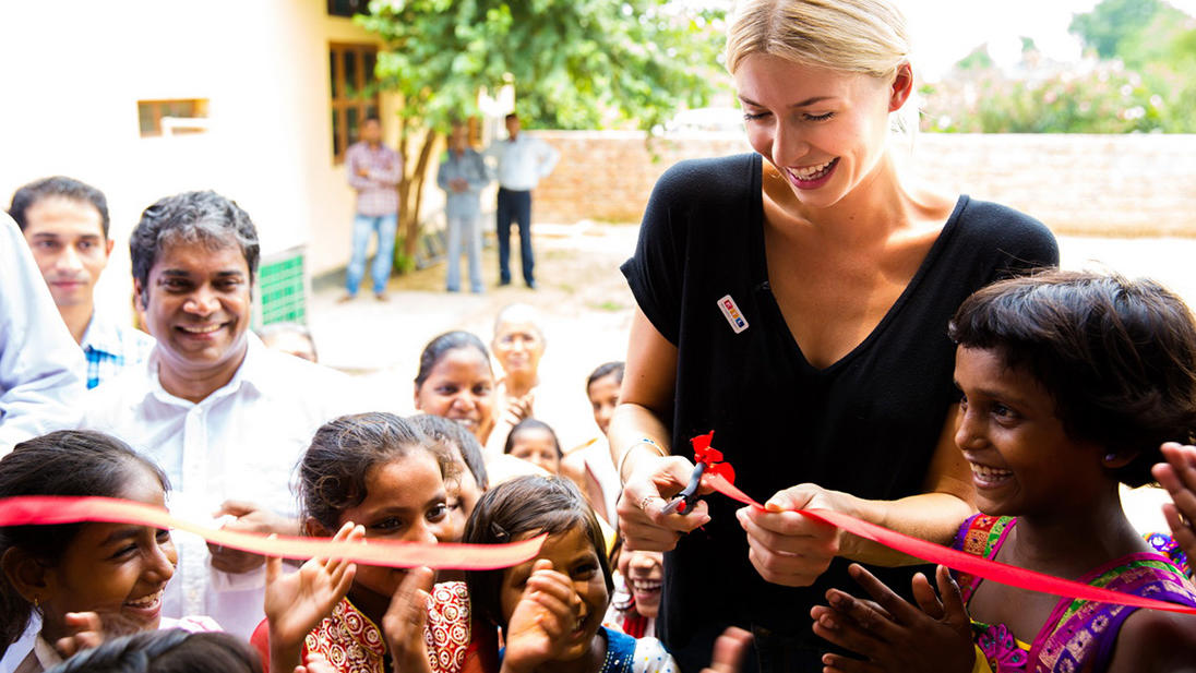 „RTL – Wir helfen Kindern“-Patin Lena Gercke zurück in den Slums von Delhi Delhi, 19.07.2017: Lena Gercke, Botschafterin der Stiftung "RTL - Wir helfen Kindern" bei der Eröffnung des Kindernothilfe-Heims für obdachlose Mädchen in der Nähe von Delhi, Indien.