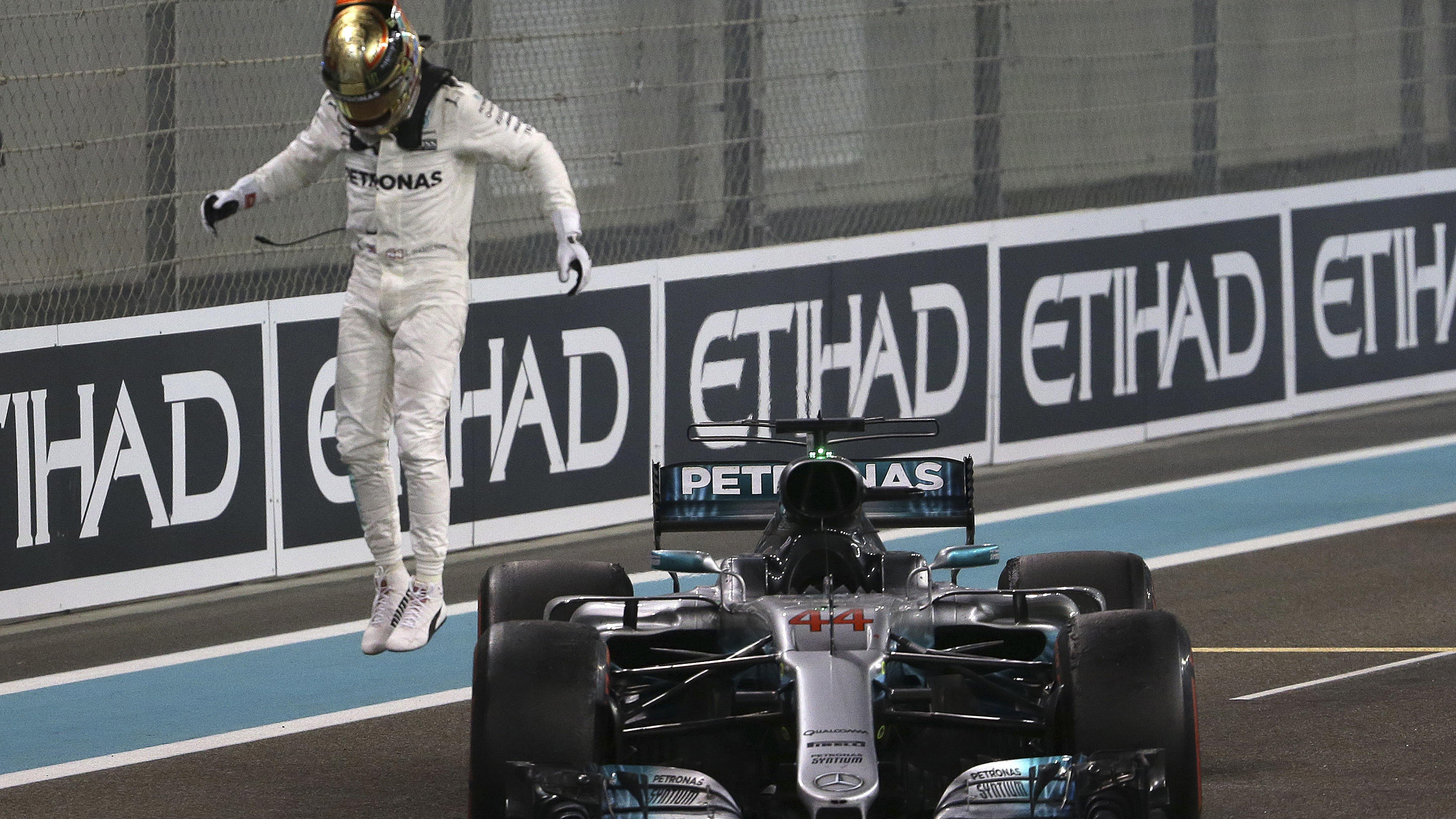 Lewis Hamilton will seine Formel-1-Karriere bei Mercedes beenden - Wechsel zu Ferrari ausgeschlossen dpatopbilder - Motorsport: Formel-1-Weltmeisterschaft, Grand Prix von Abu Dhabi, Rennen am 26.11.2017 in Abu Dhabi (Vereinigte Arabische Emirate): Mercedes-Fahrer Lewis Hamilton aus Großbritannien feiert seinen Gesamtsieg. Foto: Luca Bruno/AP/dpa ++