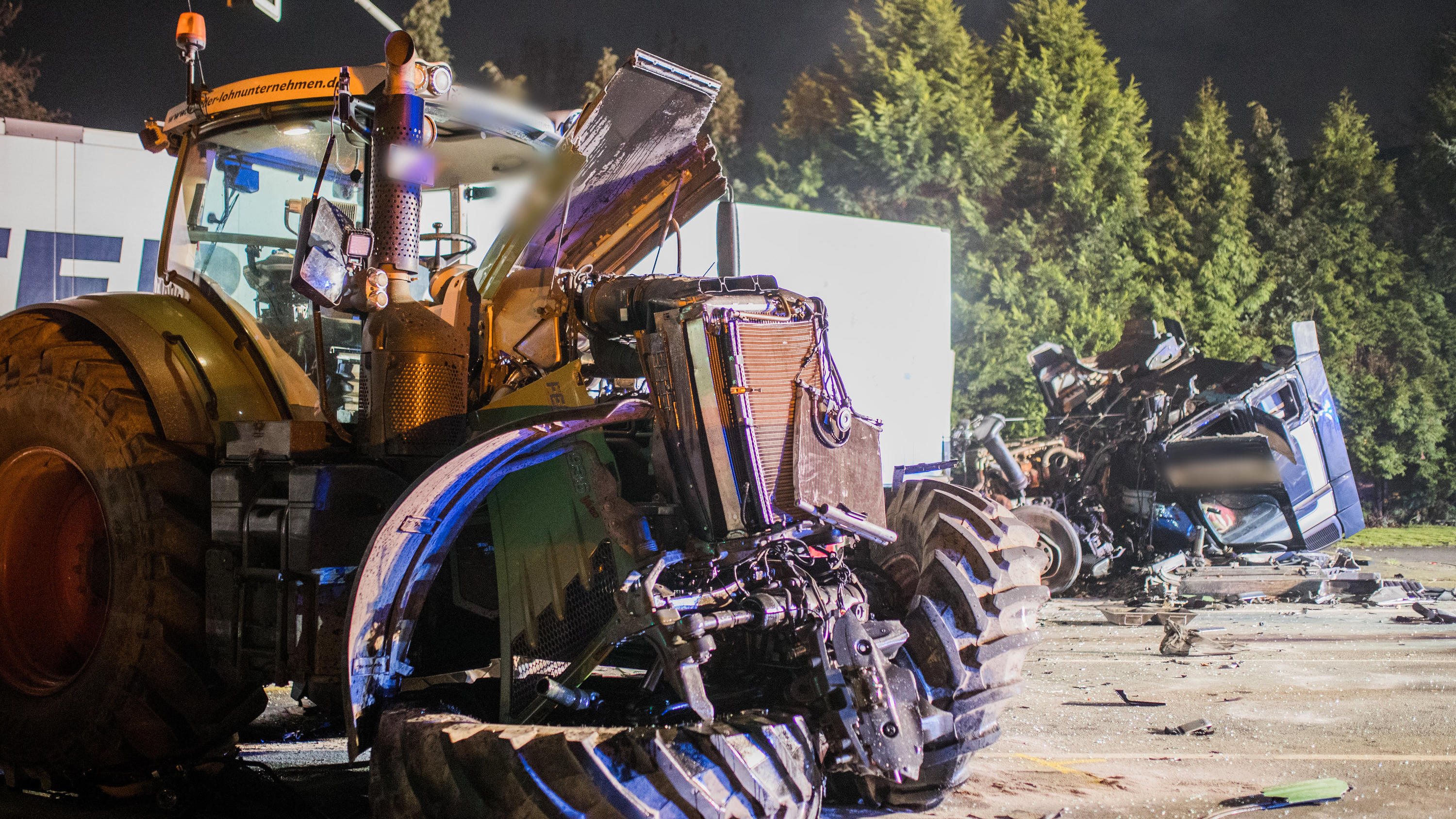 Horrorunfall in Castrop-Rauxel: Traktor zerquetscht Lkw-Führerhaus Schwerer Unfall in Castrop-Rauxel