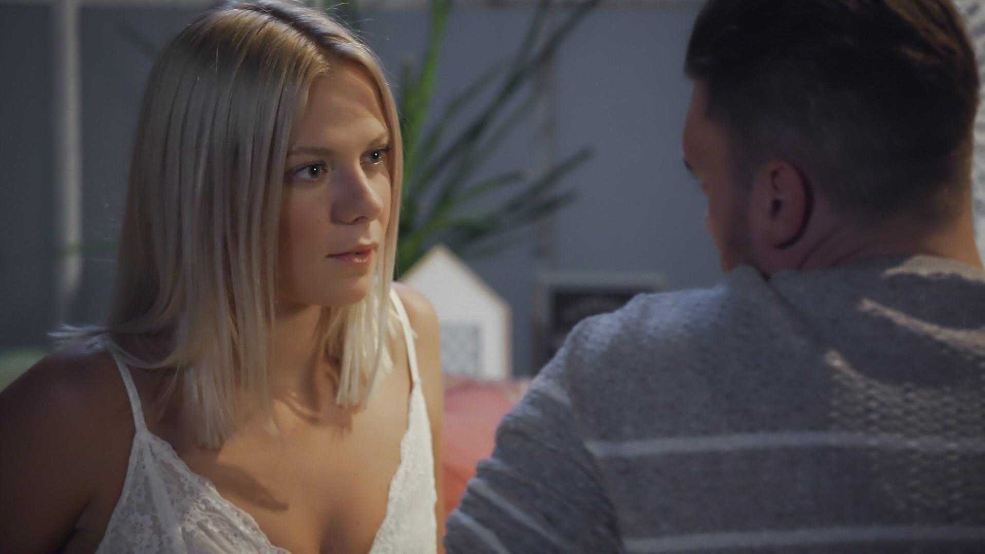 Alles was zählt: Ronny und Marie sprechen sich aus AWZ: Marie und Ronny sprechen sich aus.