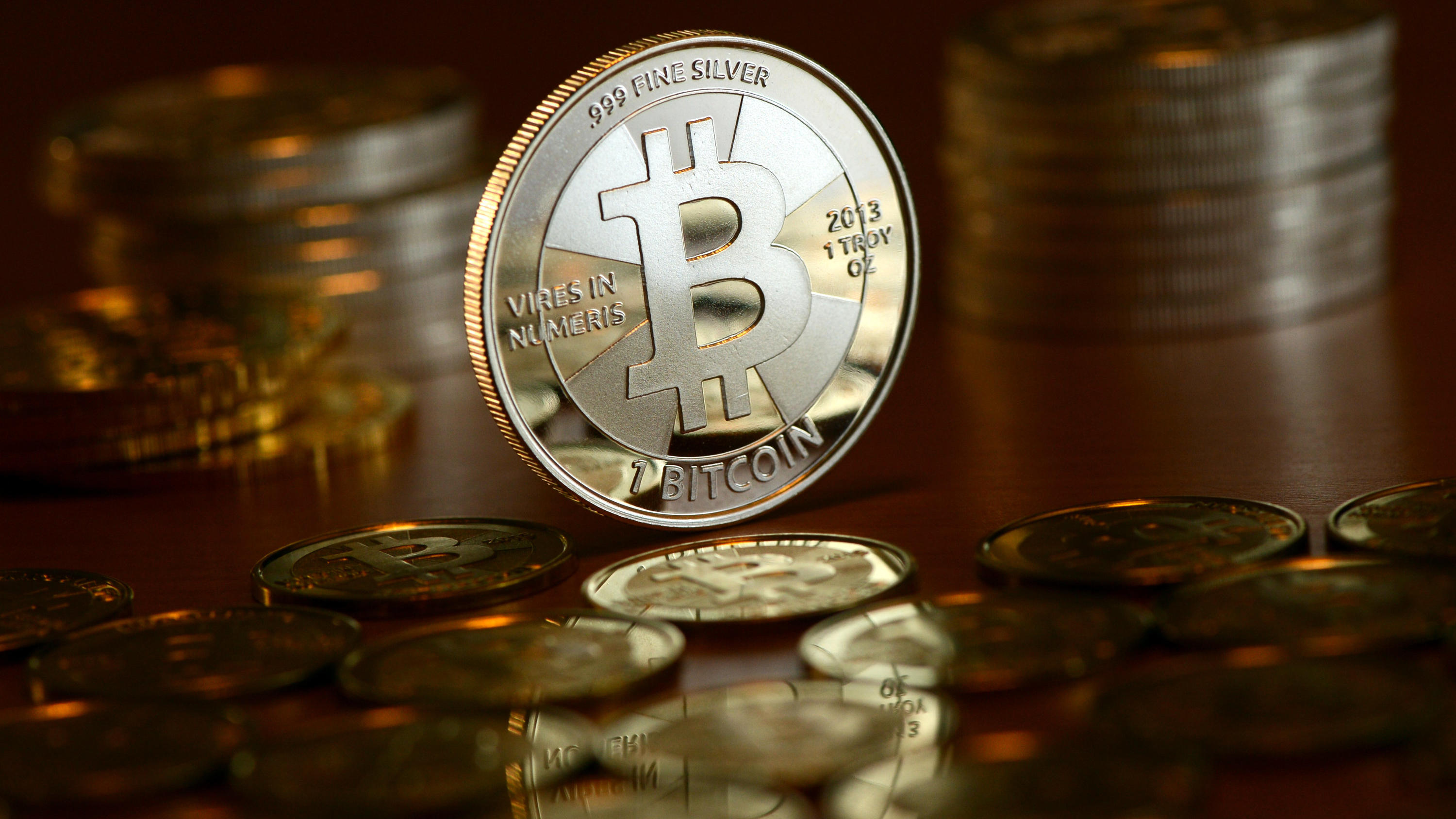 Alle reden über Bitcoins - aber was ist das eigentlich? ARCHIV - ILLUSTRATION - Bitcoin-Münzen, fotografiert am 28.11.2013 in Berlin beim Münzhandel "BitcoinCommodities". Bitcoin ist eine Form von virtuellem Geld, das in einem Computernetz verwaltet wird. Die Digitalwährung Bitcoin reißt einen Rekord nach
