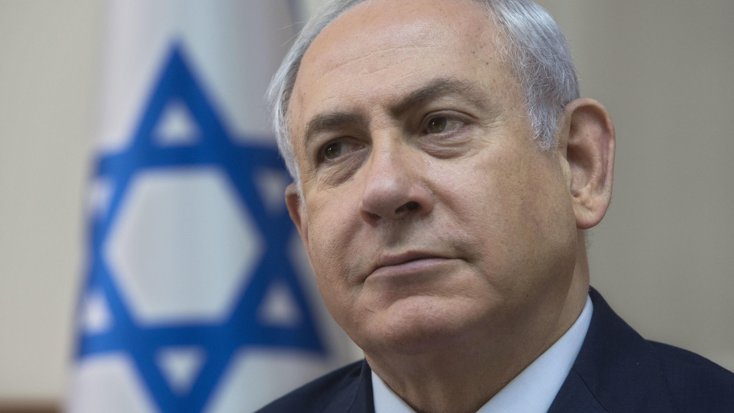 Allen Warnungen zum Trotz: Donald Trump erkennt Jerusalem als Israels Hauptstadt an Der israelische Ministerpräsident Benjamin Netanjahu nimmt am 03.12.2017 in Jerusalem an einer Kabinettssitzung teil. Zehntausende Israelis haben in Tel Aviv gegen Regierungschef Netanjahu demonstriert und ihm Korruption vorgeworfen. (zu dpa «Zehntau