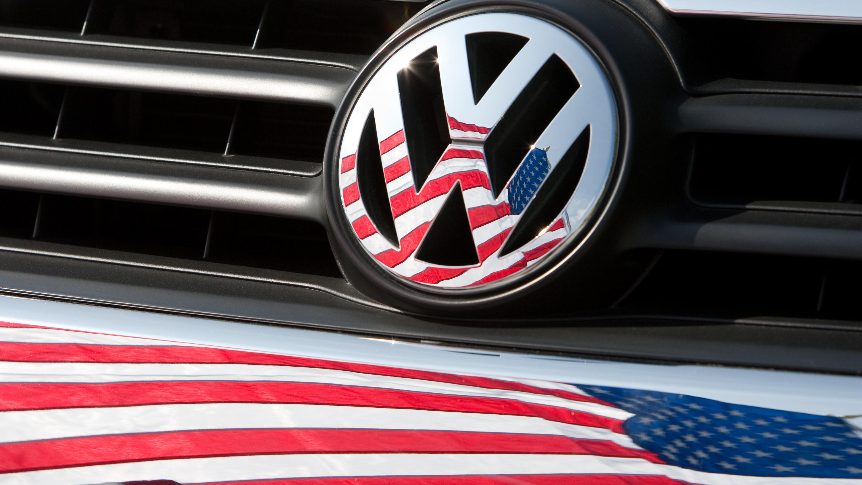 VW-Abgasskandal: US-Gericht verurteilt Manager zu sieben Jahren Gefängnis VW-Logo mit US-Fahne