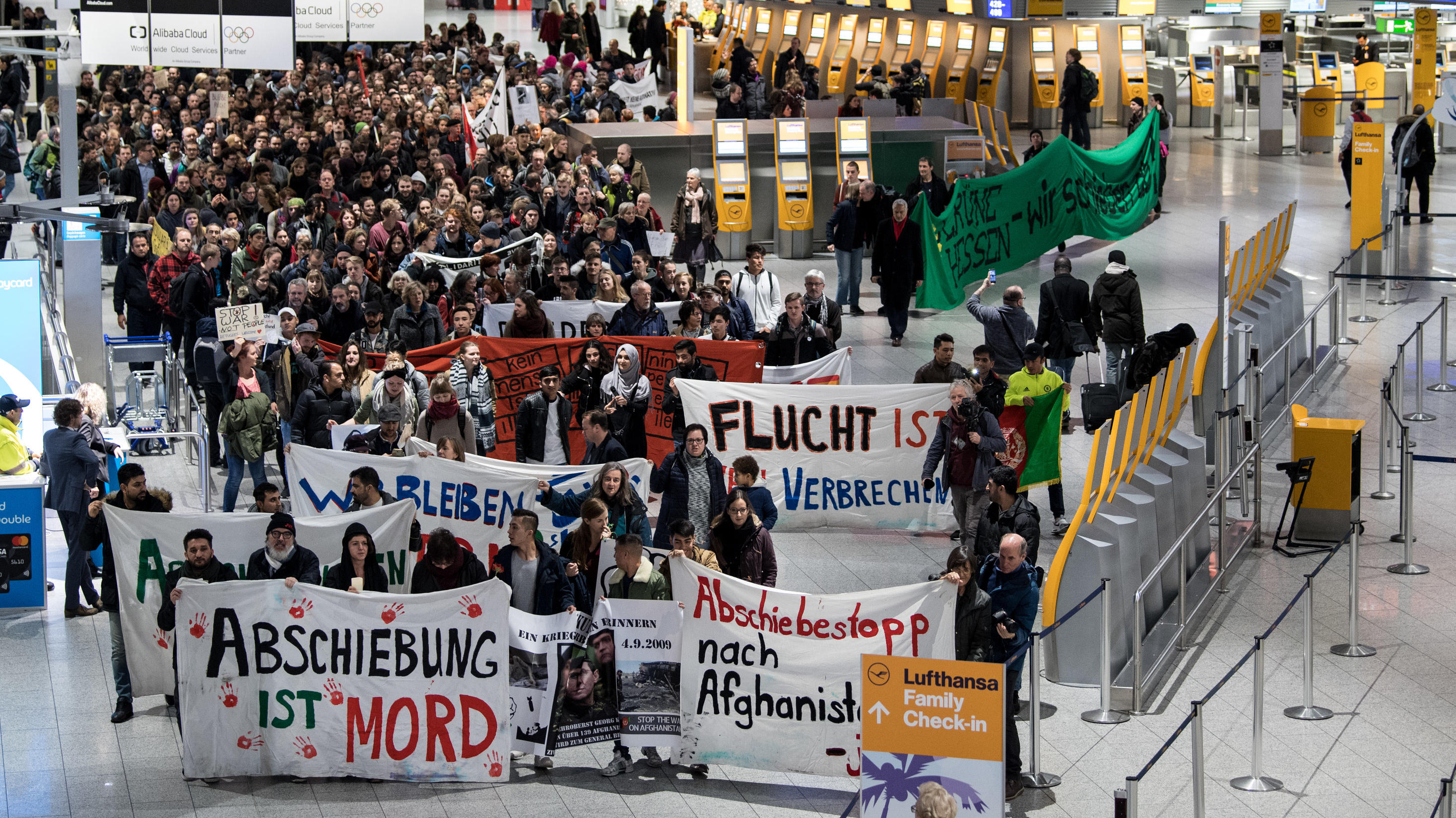 27 Flüchtlinge nach Afghanistan abgeschoben - zwei davon sind Gefährder Aktivisten verschiedener Organisationen demonstrieren am 06.12.2017 im Terminal 1 des Flughafens in Frankfurt am Main (Hessen) gegen einen geplanten Abschiebeflug nach Afghanistan.