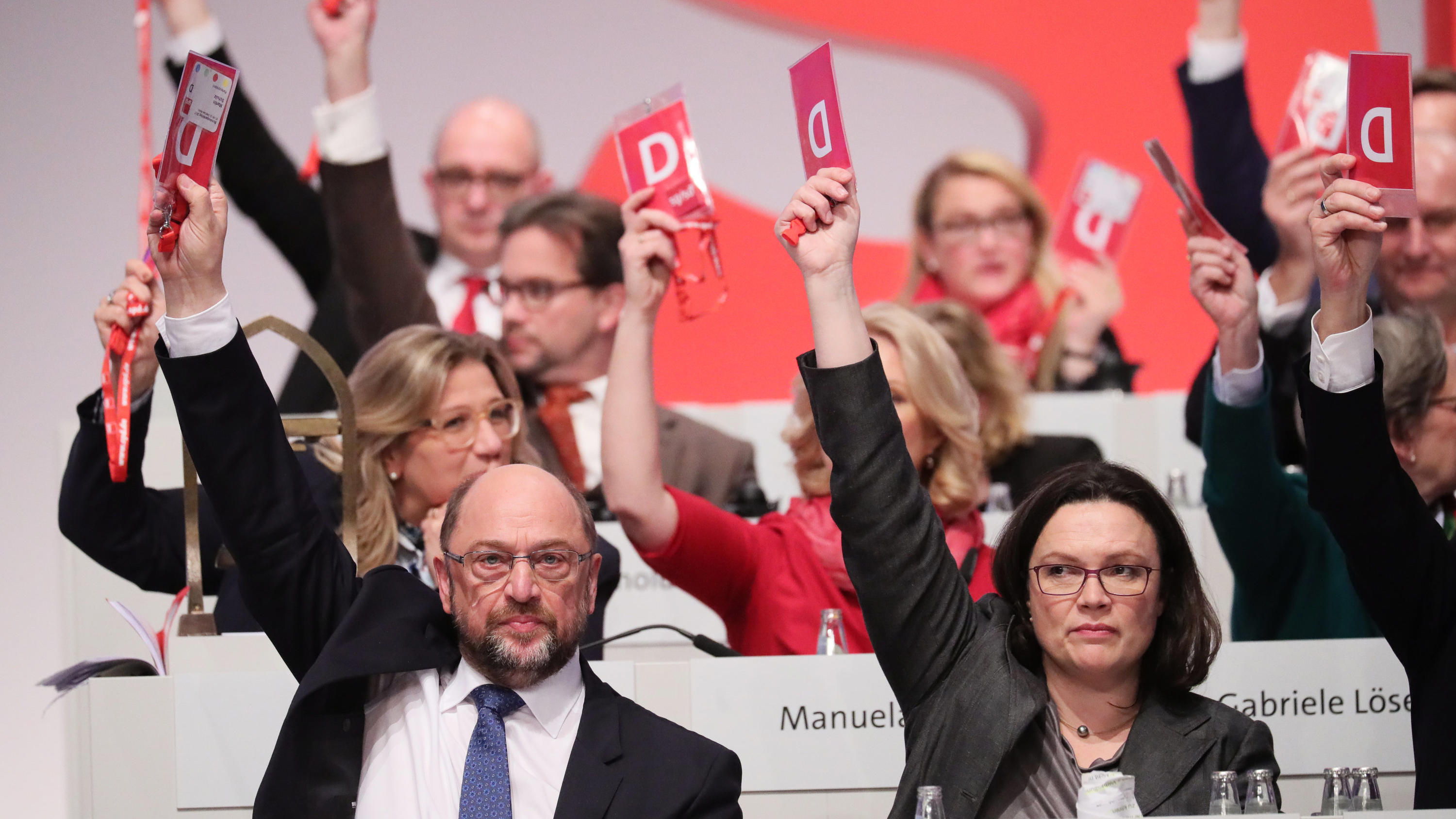 SPD-Parteitag: Deutliche Mehrheit für "ergebnisoffene Gespräche" zur GroKo, Schulz bleibt Vorsitzender Klare Mehrheit für Aufnahme von GroKo-Gesprächen beim SPD-Parteitag.
