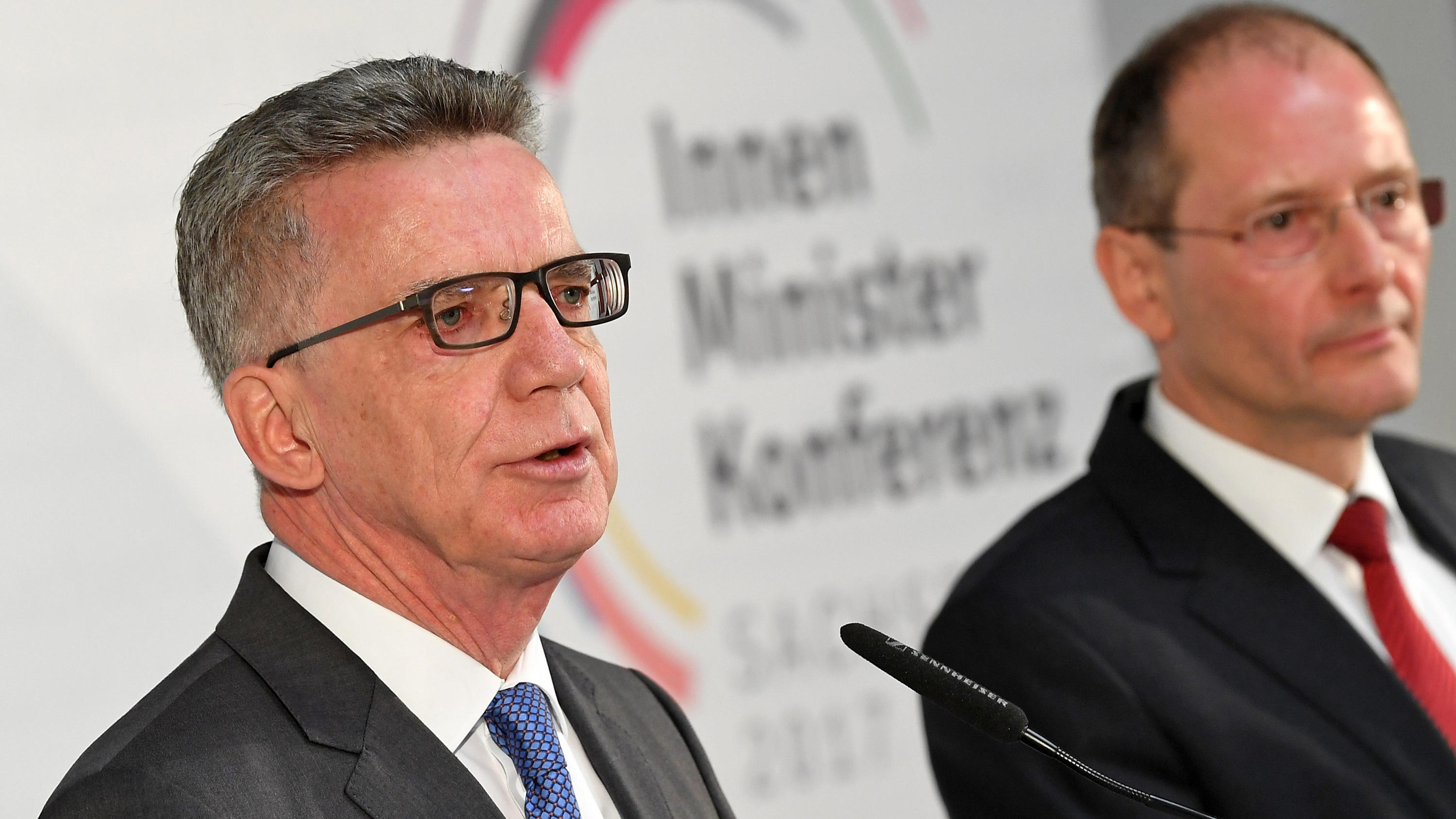 Konferenz der Innenminister: Abschiebestopp nach Syrien um ein Jahr verlängert - und was sonst noch beschlossen wurde Thomas de Maizére (CDU) beim Abschluss der Innenministerkonferenz