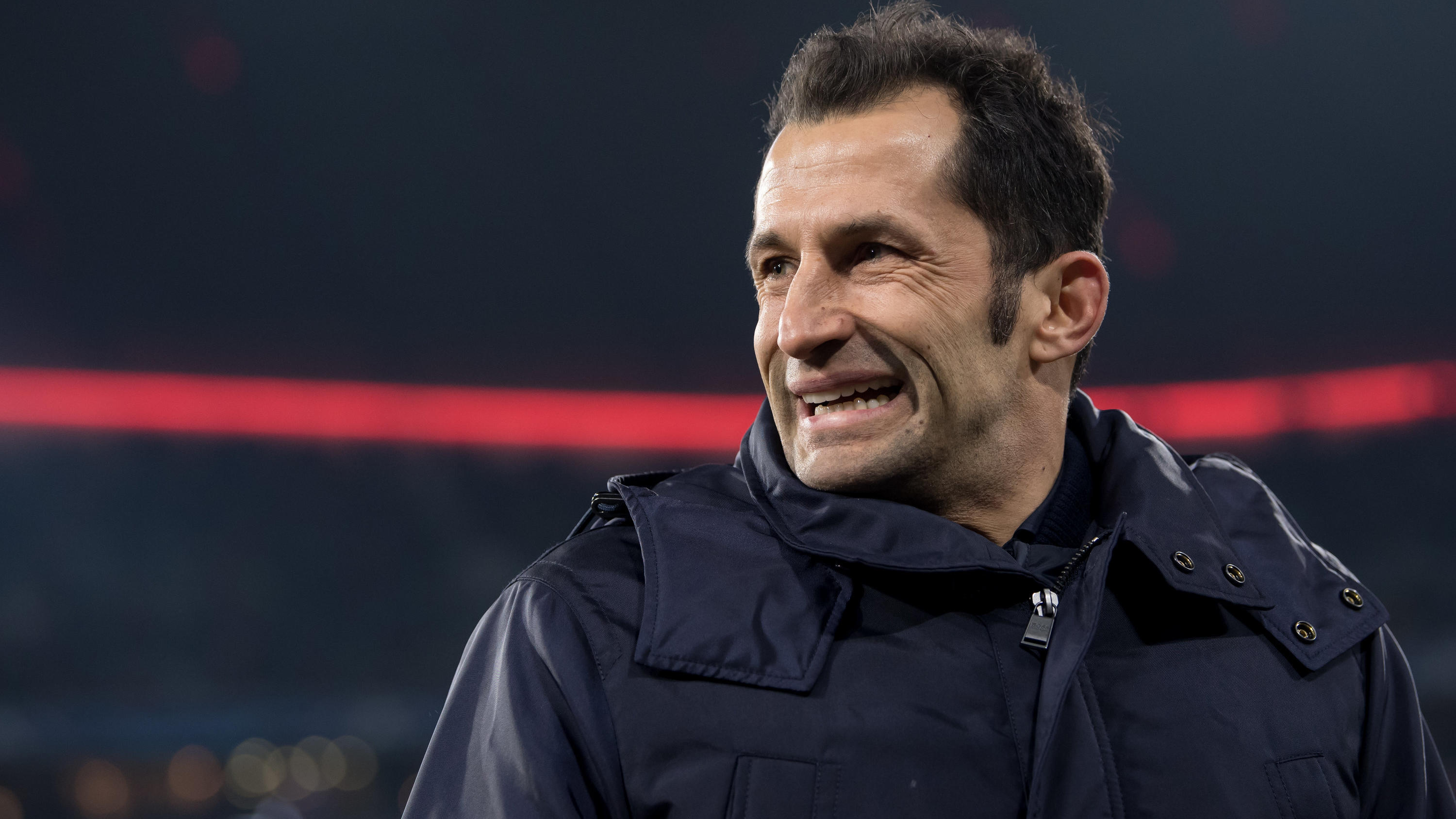 Losglück für die Bayern: München trifft in der Champions League auf Besiktas Istanbul Fußball: Champions League, Bayern München - Paris St. Germain, Gruppenphase, Gruppe B, 6. Spieltag am 05.12.2017 in der Allianz Arena in München (Bayern). Sportdirektor Hasan Salihamidzic von München kommt vor dem Spiel in das Stadion. Foto: Sven Hop