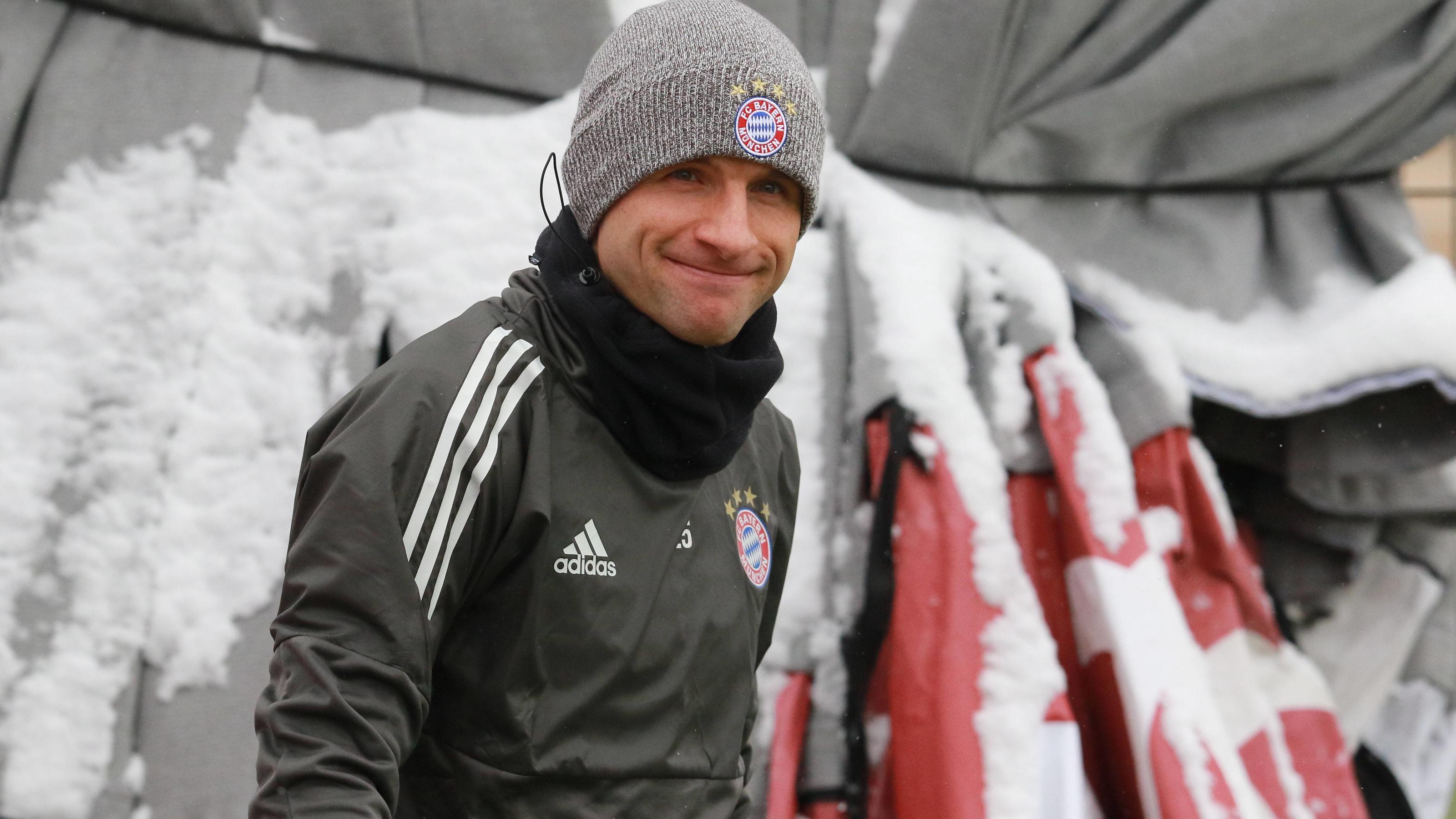 Losglück für die Bayern: München trifft in der Champions League auf Besiktas Istanbul Thomas Müller auf dem Weg zum Training / Fussball / FC Bayern München / 04.12.2017 / Training vor dem CL-Spiel gegen Paris Saint-Germain / *** Thomas Müller on his way to training Football FC Bayern München 04 12 2017 Training before the CL match aga