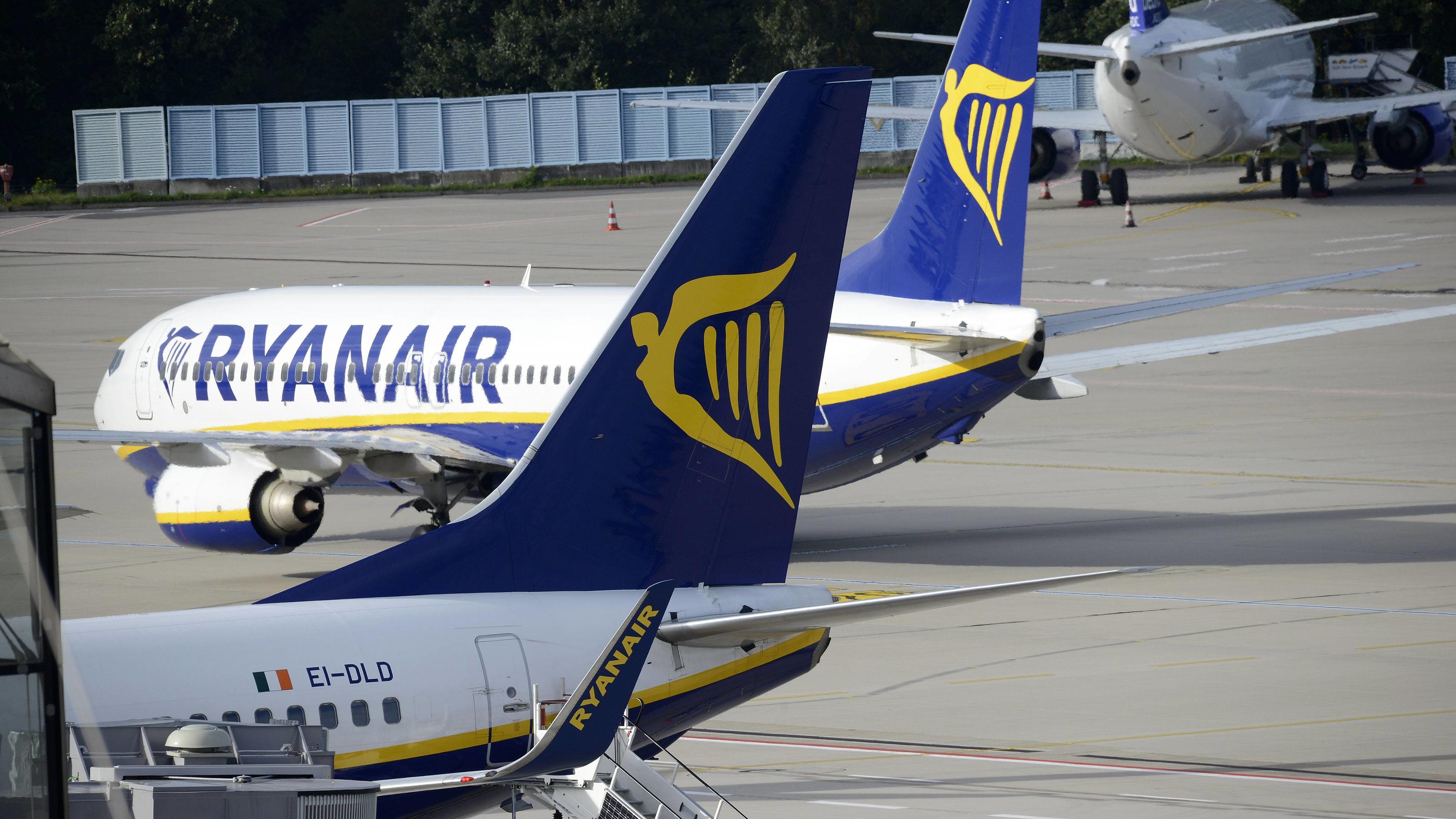 Auch deutsche Ryanair-Piloten wollen streiken: europaweit Aktionen geplant Ryanair-Flugzeuge am Flughafen Köln/Bonn. Foto:xJ.xKrickx/xFuturexImage
