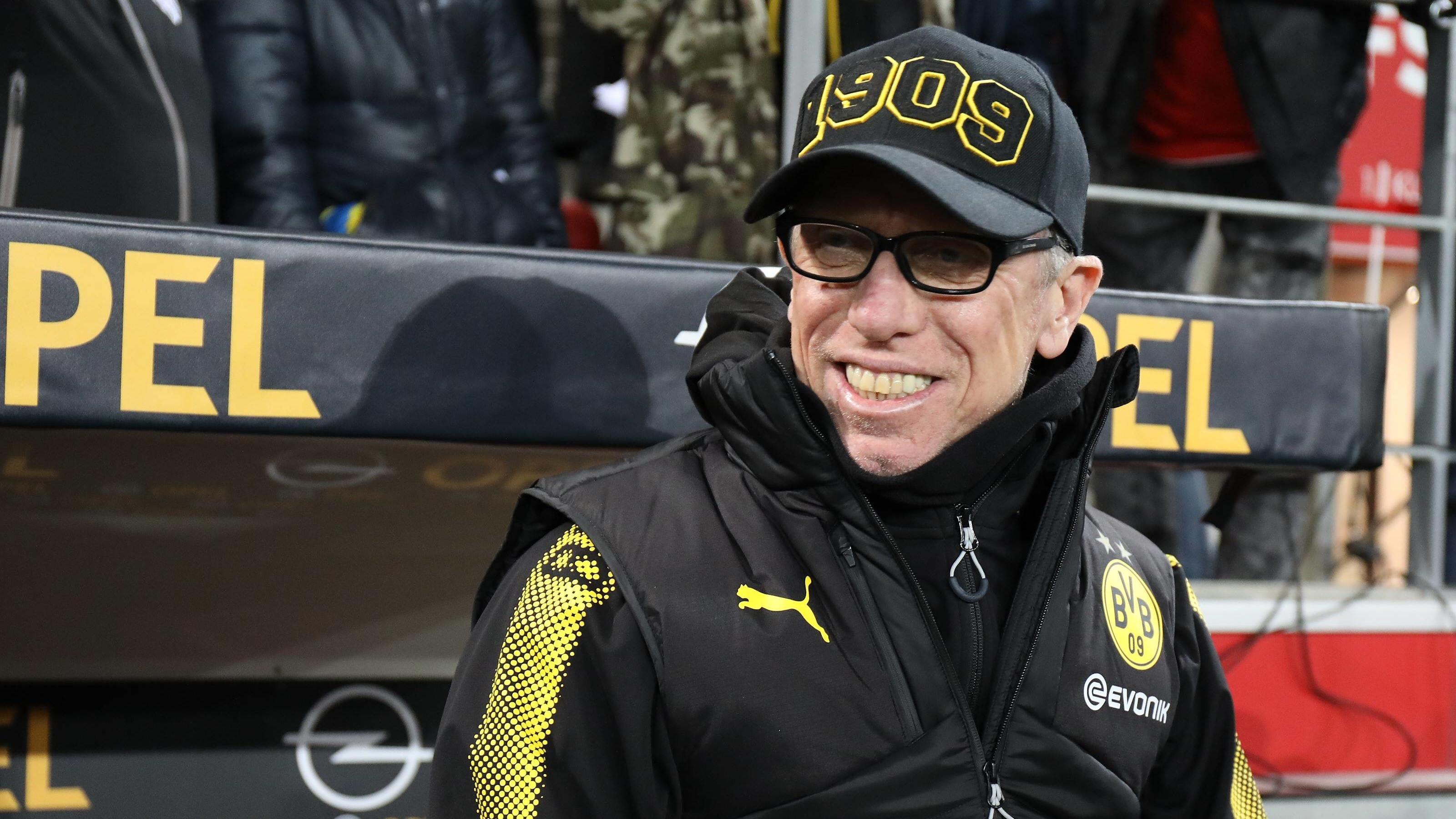 Bundesliga: BVB beendet Sieglos-Serie bei Stöger-Debüt Fußball: 1. Bundesliga, Saison 2017/2018, 16. Spieltag, 1. FSV Mainz 05 - Borussia Dortmund am 12.12.2017 in der Opel Arena in Mainz (Rheinland-Pfalz). Cheftrainer Peter Stöger (Borussia Dortmund) an der Trainerbank Copyright: xKirchner/JörgxHalischx