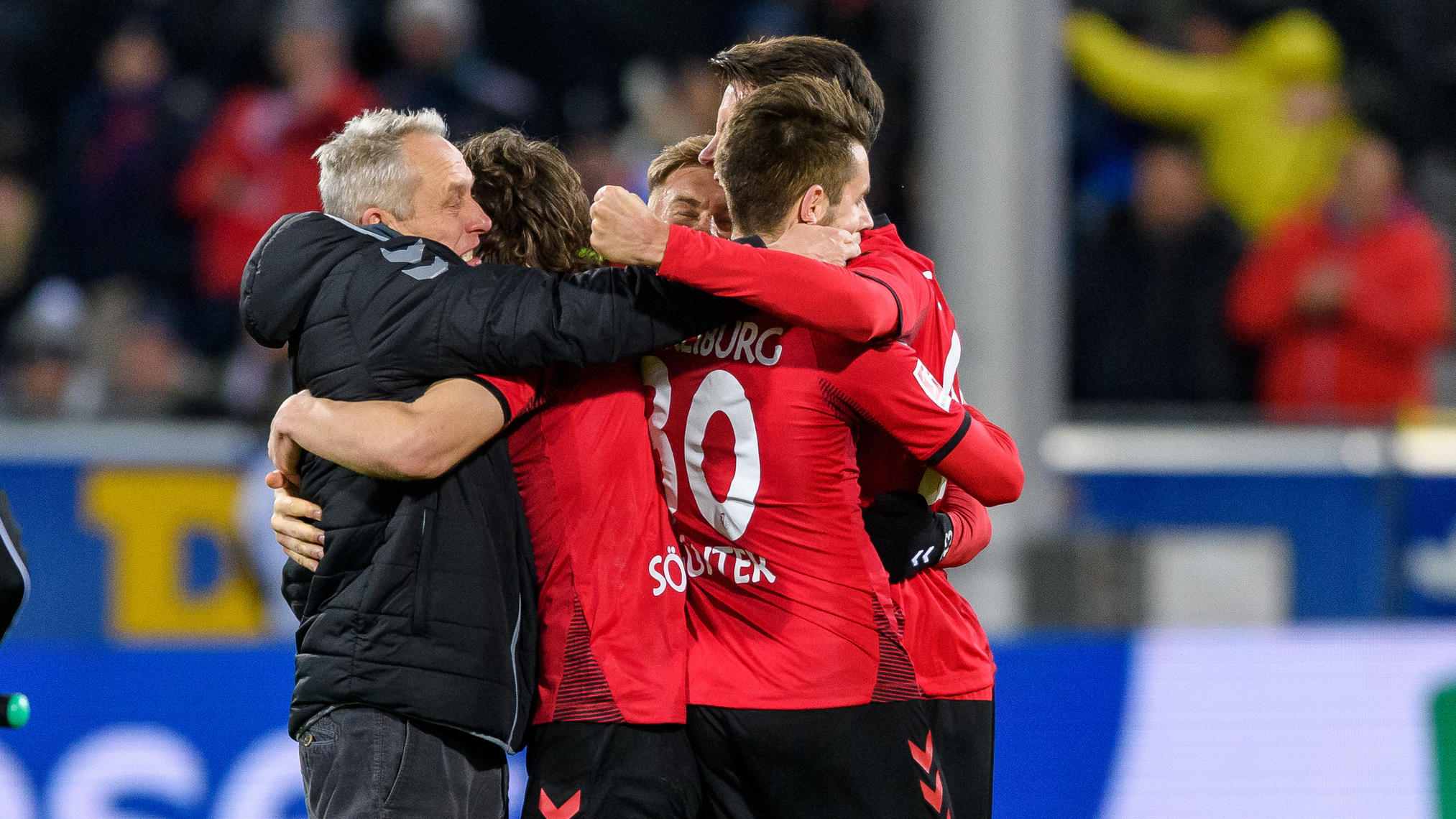 Bundesliga: BVB beendet Sieglos-Serie bei Stöger-Debüt FREIBURG IM BREISGAU, GERMANY - DECEMBER 12: Head coach Christian Streich of Freiburg celebrates the victory with his players during the Bundesliga match between Sport-Club Freiburg and Borussia Moenchengladbach at Schwarzwald-Stadion on December 12,