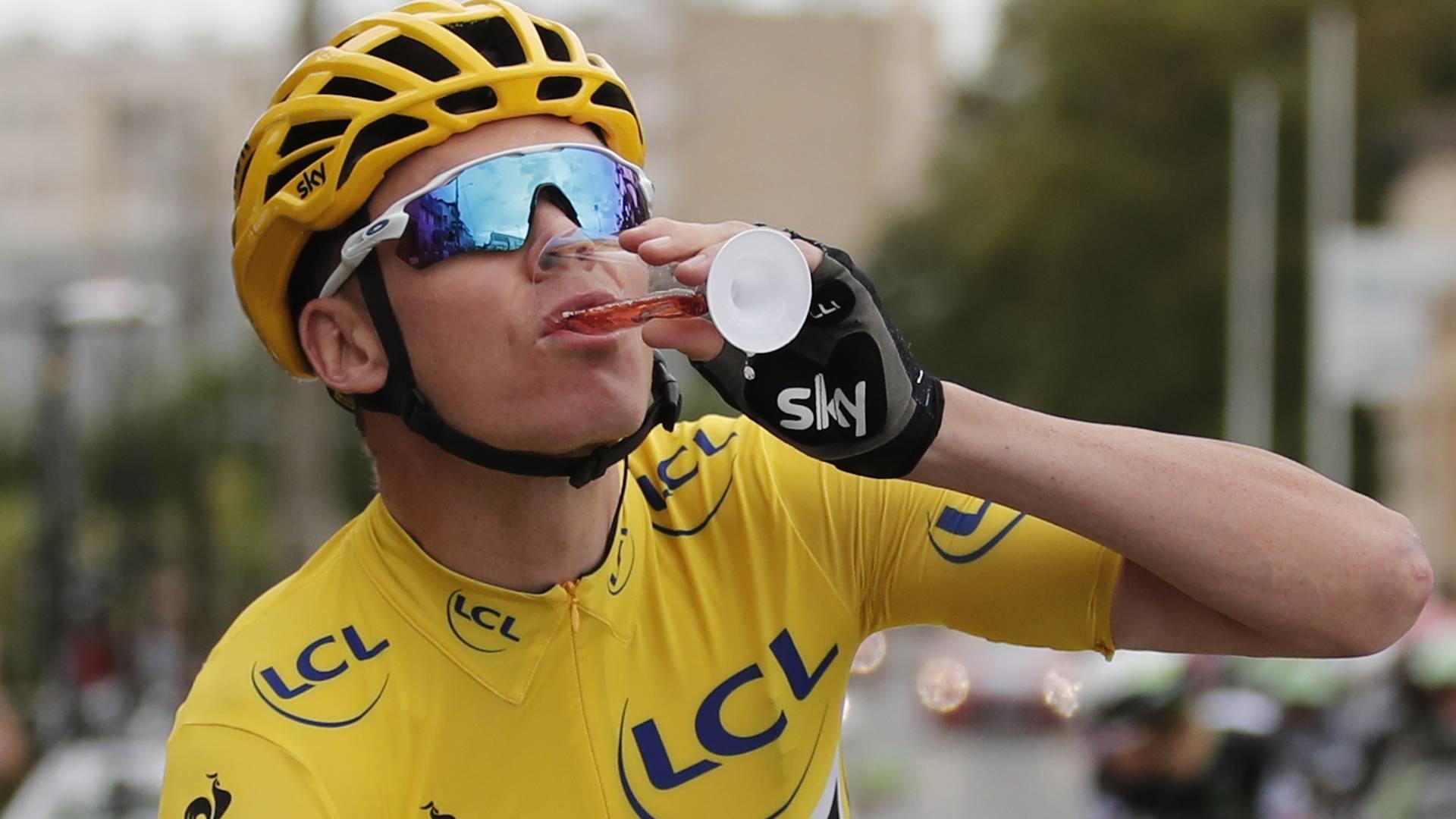 Skandal um viermaligen Tour-de-France-Sieger: Positive Dopingprobe bei Chris Froome ARCHIV - Radsport: UCI WorldTour - Tour de France, 21. Etappe (103,00 km) am 23.07.2017 von Montgeron nach Paris, Frankreich. Der Brite Christopher Froome vom Team Sky im Gelben Trikot des Gesamtführenden trinkt ein Glas Champagner. (zu "Bolt, Neymar