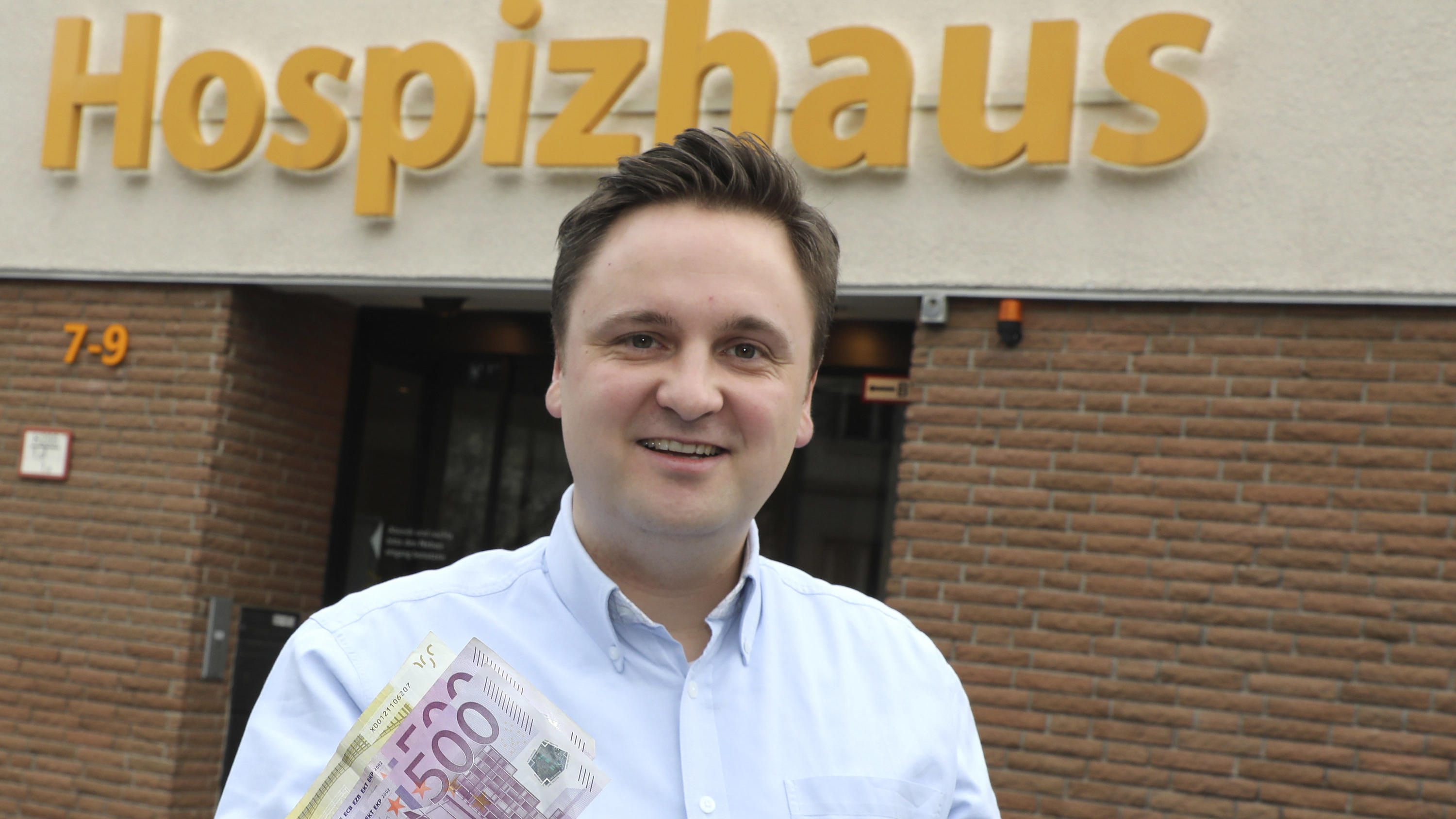 Wolfsburg: Anonymer Spender schenkt Hospiz 50.000 Euro Lucas Weiß, Geschäftsführer vom Hospitzhaus Wolfsburg, steht am 14.12.2017 mit einer anonymen Geldspende vor dem Hospitzhaus in Wolfsburg (Niedersachsen).