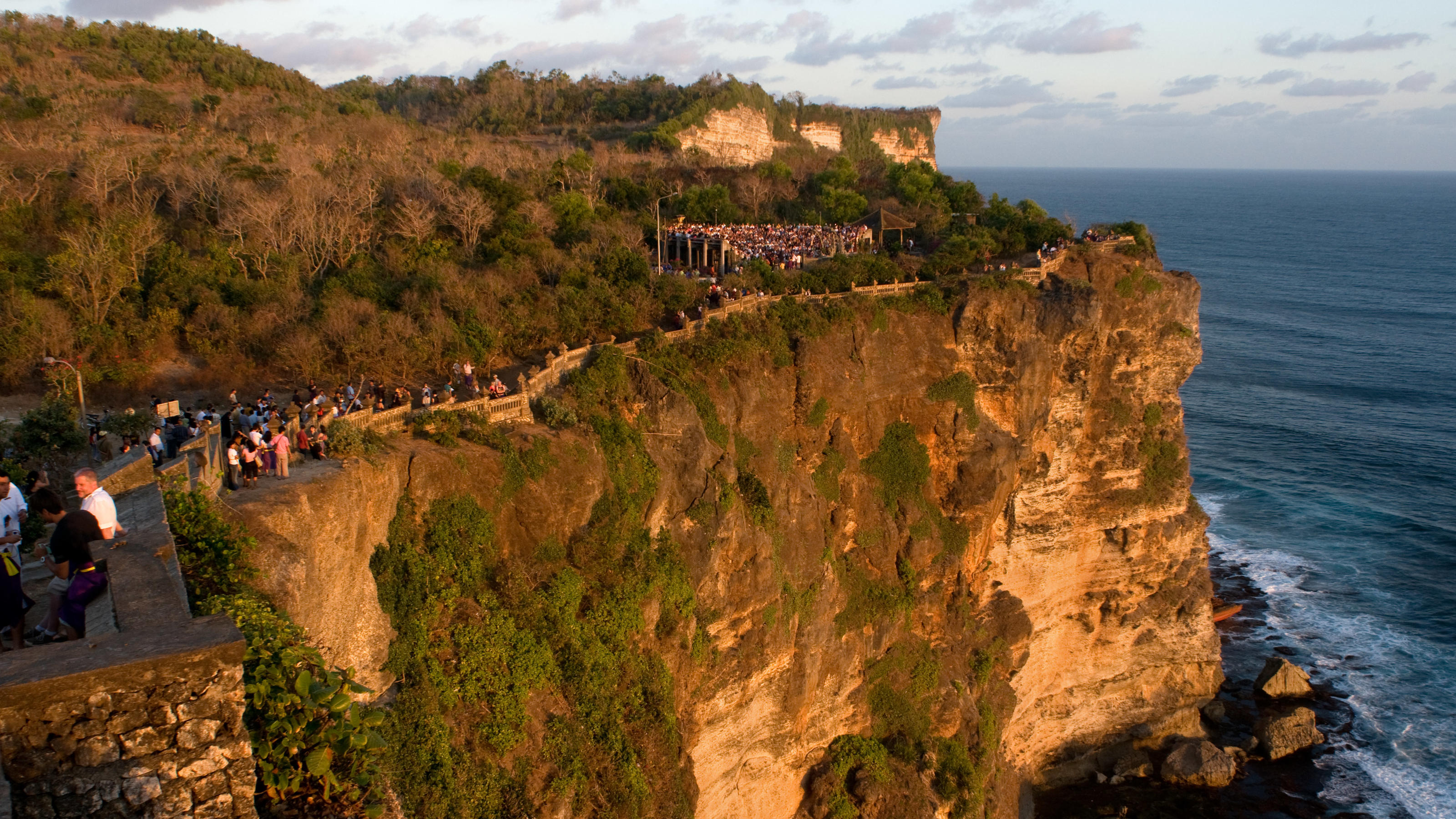 Bali: Deutsche Touristin muss urinieren und stürzt in den Tod Tragisches Unglück: Deutsche Touristin Alina K. an Steilklippe auf Bali in den Tod gestürzt