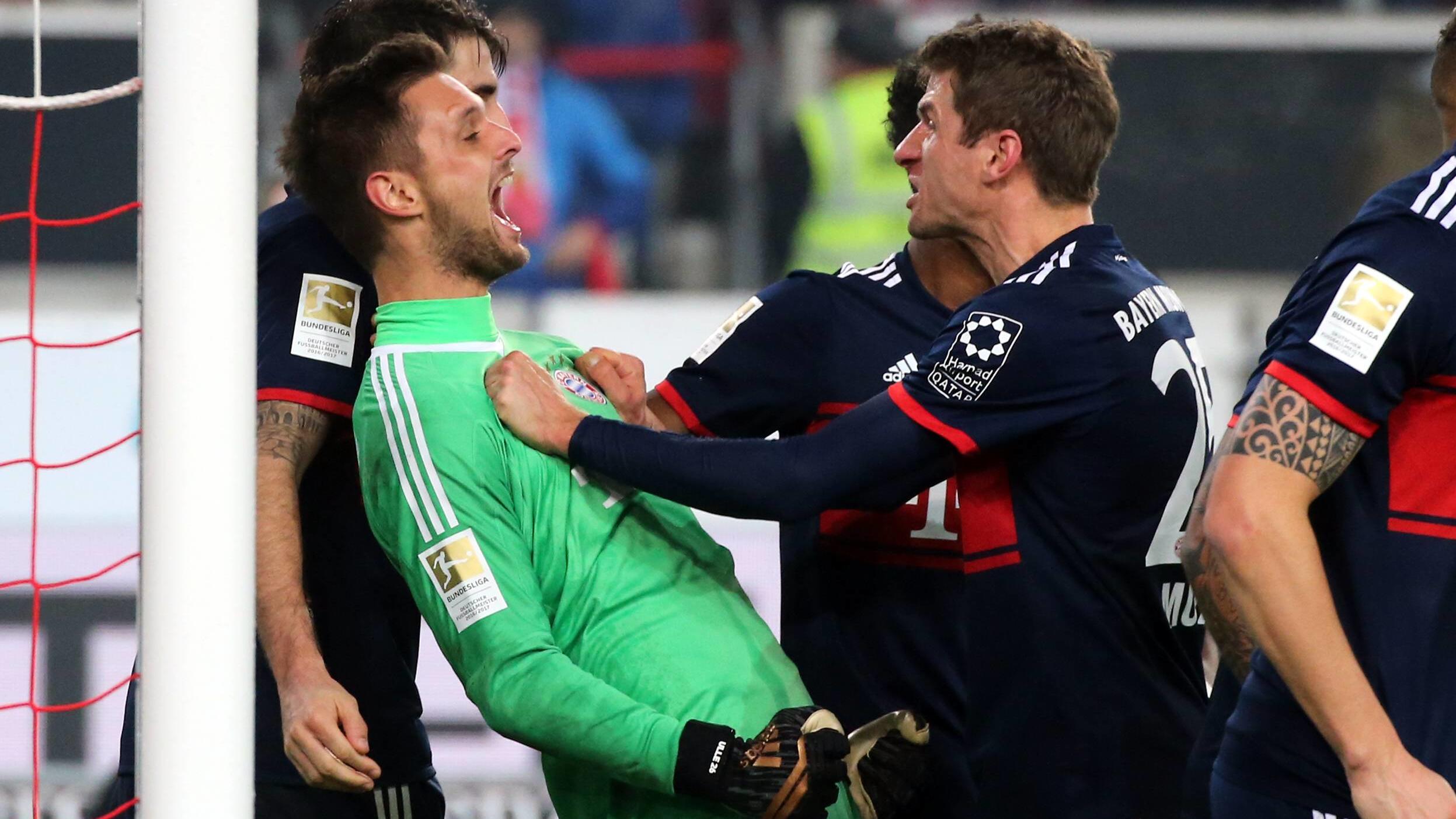 Bundesliga: Köln kann doch noch siegen - Wilde Schlussphasen in Stuttgart, Bremen und Augsburg VfB Stuttgart - FC Bayern München Deutschland, Stuttgart, 16.12.2017 Fussball, Bundesliga, Saison 2017/2018, VfB Stuttgart - FC Bayern München: v.l. Sven Ulreich, Thomas Müller (beide FC Bayern München). *** VfB Stuttgart FC Bayern Munich Germany Stu