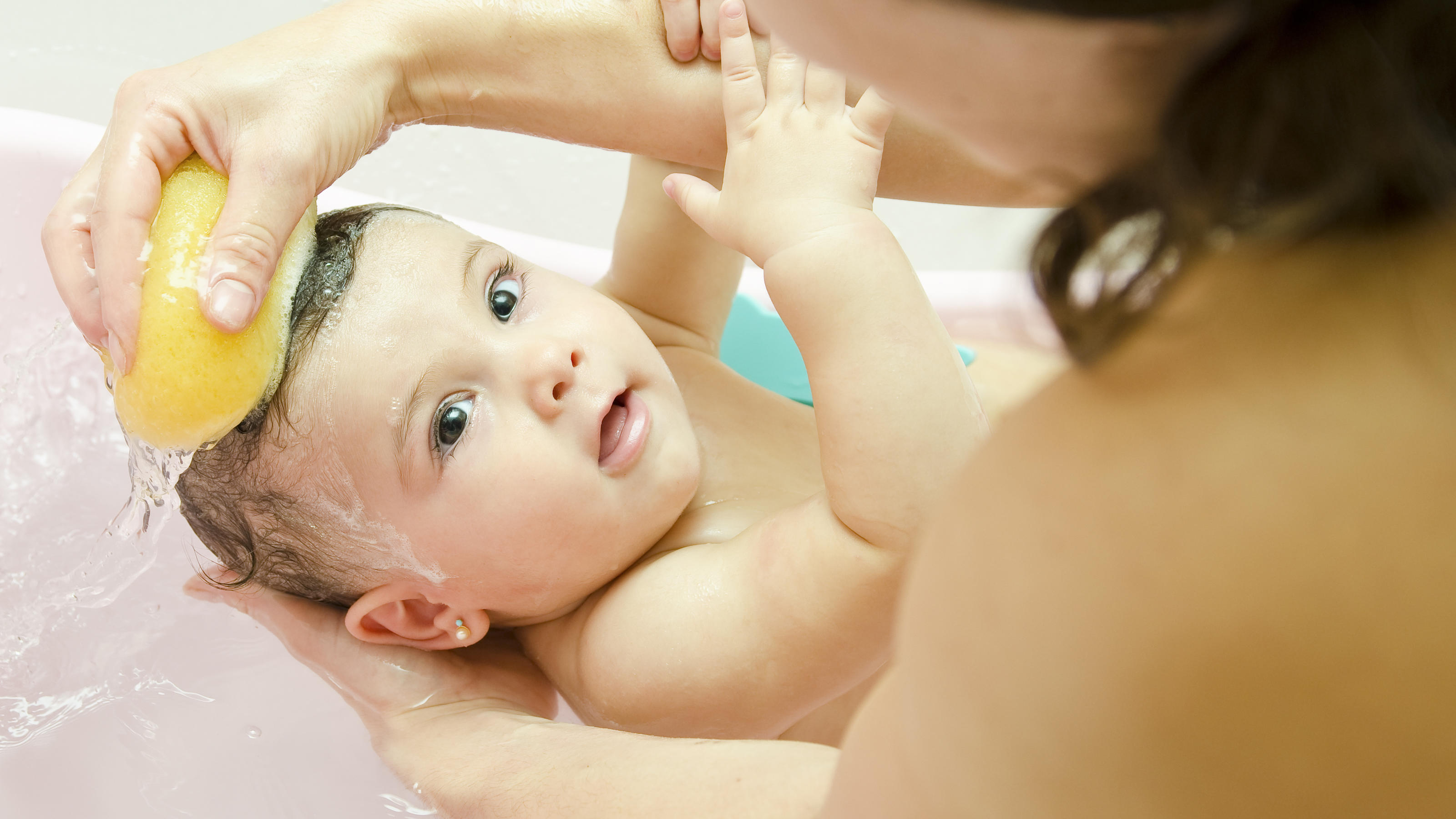 Queensland: Mutter lässt Mann nicht die Töchter baden und kassiert Shitstorm Mutter badet Tochter