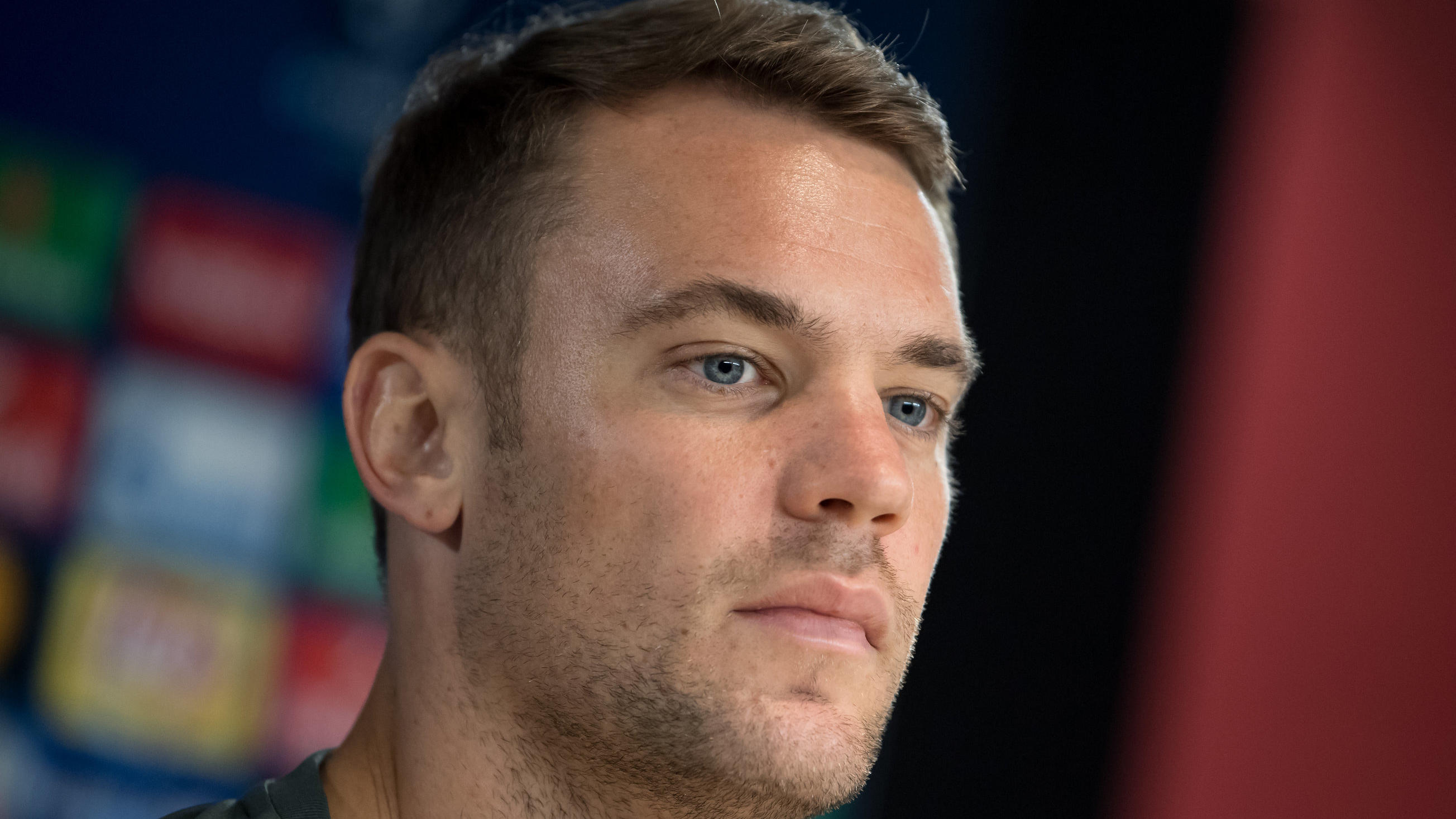 Medien: Neuer-Rückkehr verzögert sich weiter ARCHIV - Torwart Manuel Neuer vom Fußball-Bundesligisten FC Bayern München spricht am 11.09.2017 in München (Bayern) während einer Pressekonferenz. (Zu dpa "Löw rechnet erst im Frühjahr mit Neuer: «Brauchen ihn unbedingt»" vom 22.12.2017) Foto: Sven