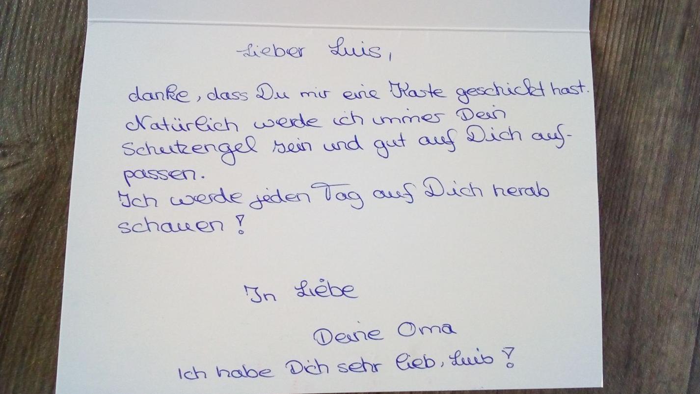 Mutter sucht Absender: Luis (7) bekommt Post von seinem "Schutzengel" Bei der Beerdigung schrieb Luis eine Postkarte an seine Oma - und bekam eine Antwort.