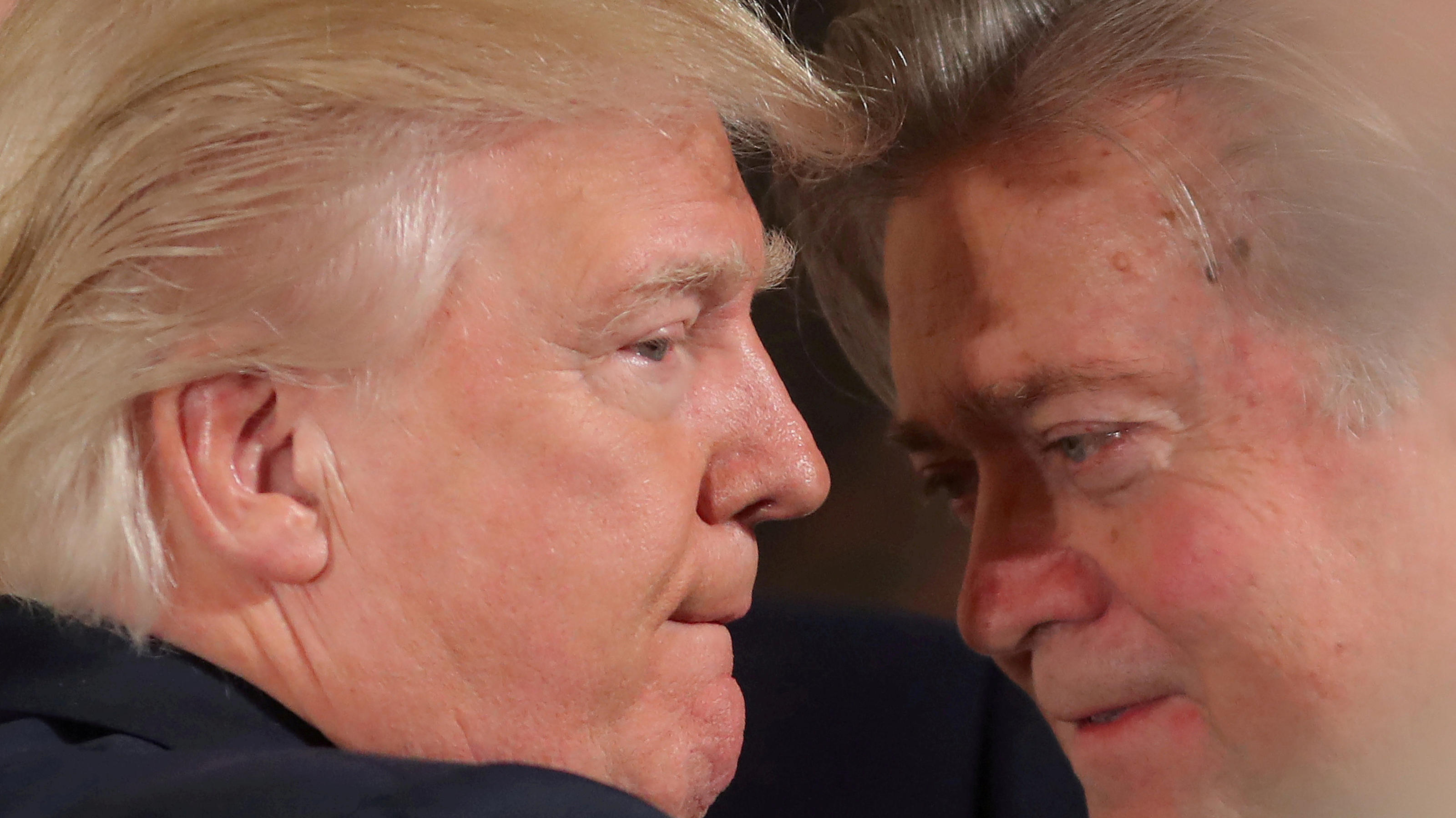 Buch mit Steve Bannons Enthüllungen über Donald Trump: Verlag zieht Veröffentlichung vor Donald Trump im Gespräch mit Steve Bannon.