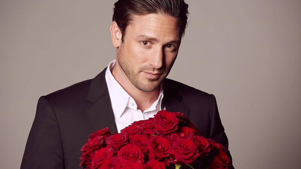 Der Bachelor 2018: Daniel Völz ist auf der Suche nach der großen Liebe Der Bachelor Daniel Völz hat die Qual der Wahl: Zu welchen romantischen Begegnungen wird es kommen? Welchen Damen gelingt es, die Konkurrenz auszustechen und den Bachelor um den Finger zu wickeln?