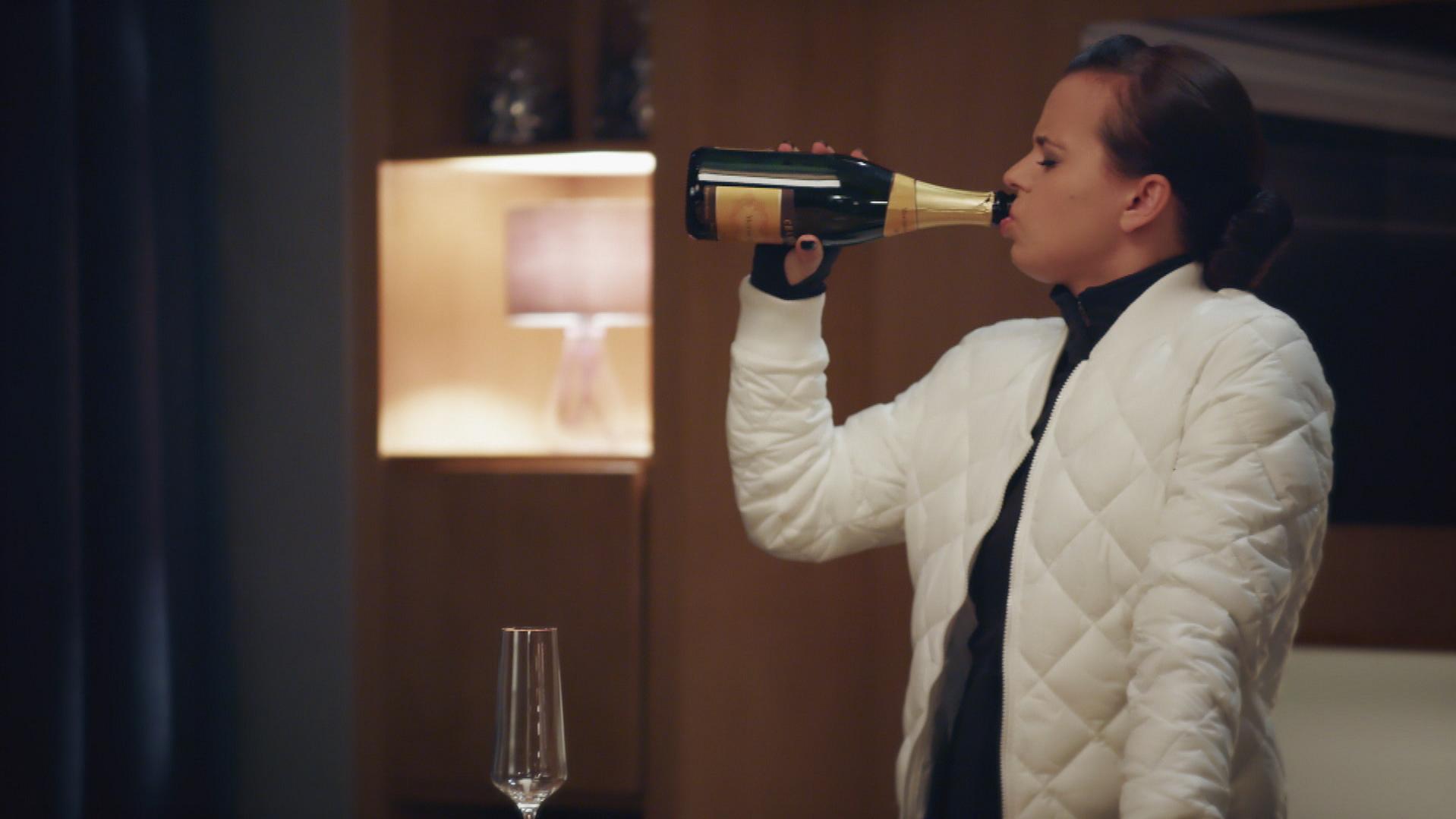 AWZ: Michelle lenkt sich mit Alkohol von Ronny ab AWZ: Michelle greift aus Frust zur Flasche.