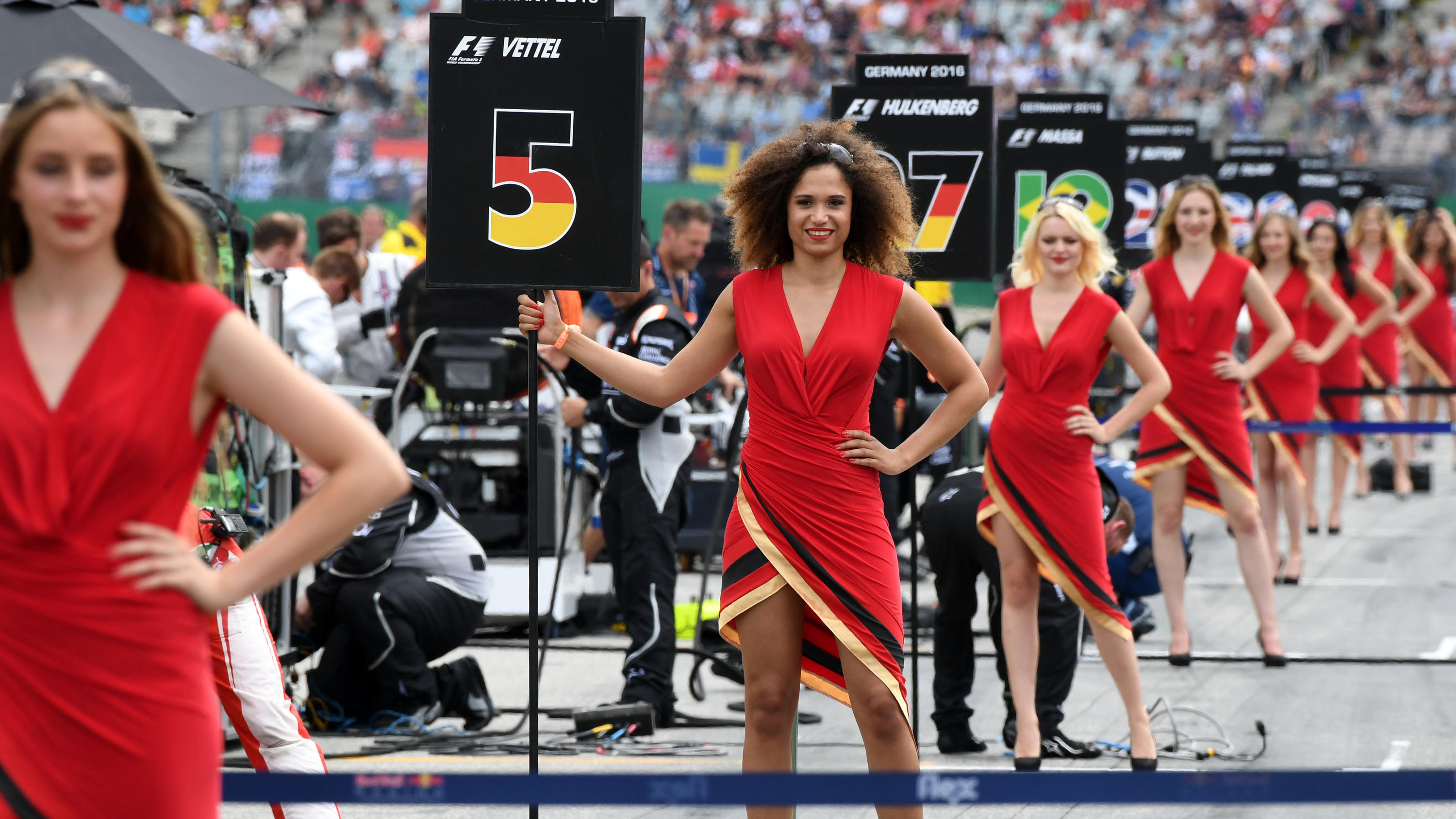 20. - 22. Juli: GP von Deutschland in Hockenheim ARCHIV - Grid-Girls stehen zwischen den Rennwagen vor dem Start am 31.07.2016 beim Großen Preis von Deutschland auf dem Hockenheimring in Hockenheim (Baden-Württemberg). Der Formel-1-Besitzer Liberty Media denkt über die Abschaffung der sogenannten G