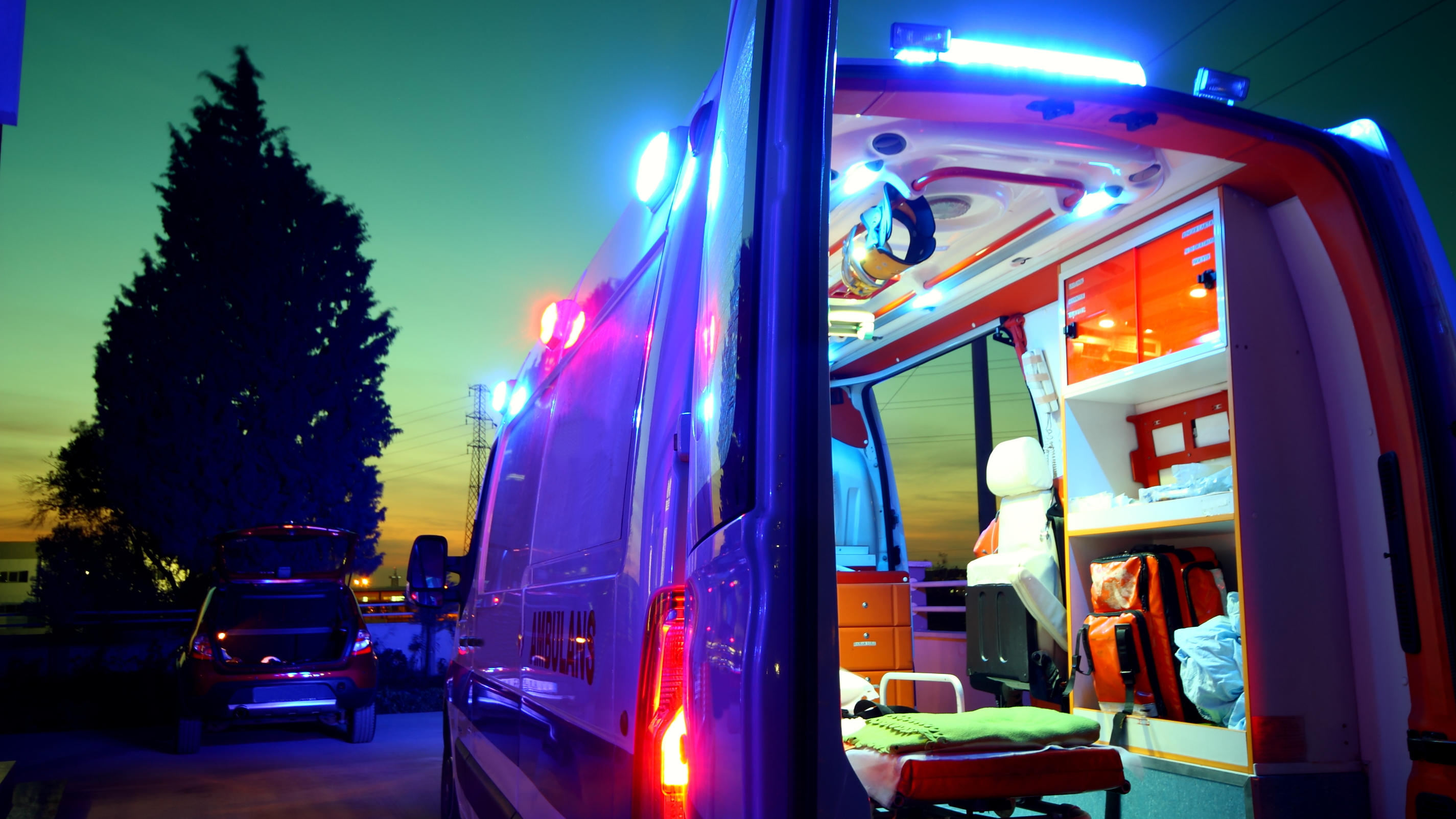 Autofahrer lässt Schwerverletzten liegen – Unfallopfer in Frankfurt erst nach Stunden zufällig entdeckt Rettungswagen