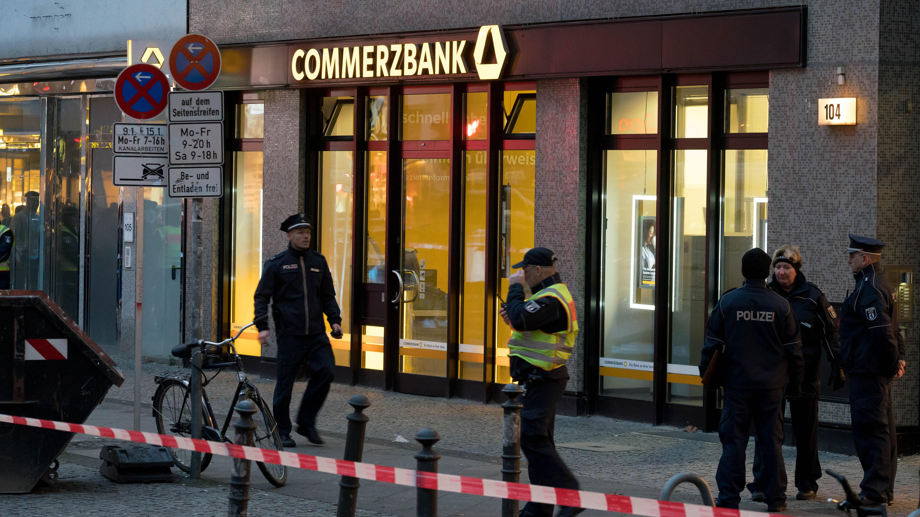 Gefährliches Päckchen in Berlin gefunden: Ermittler sehen Zusammenhang zu DHL-Erpressung Gefährliches Päckchen in Berlin gefunden